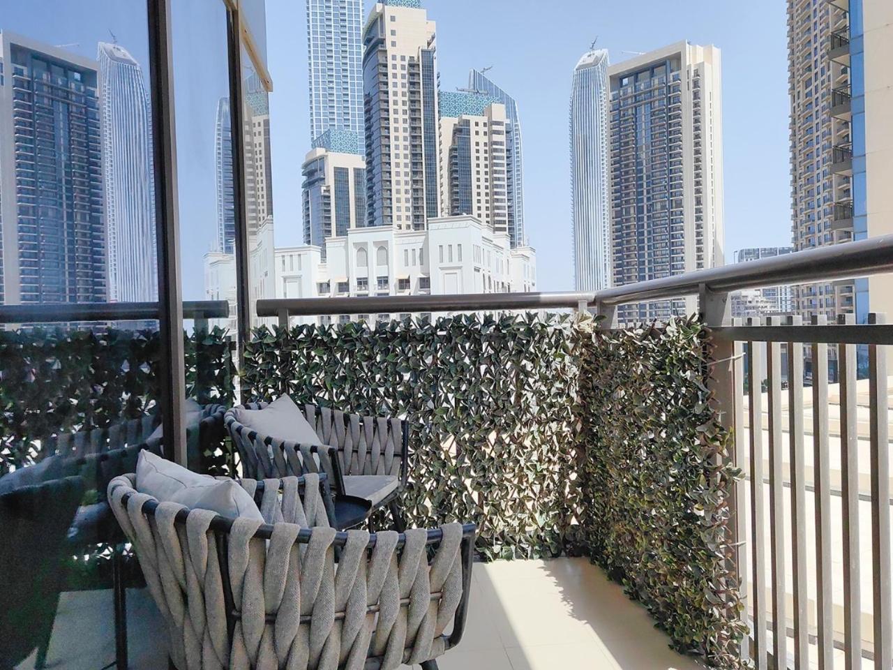 Creek Harbour Retreat: Luxurious 2-br Dubai