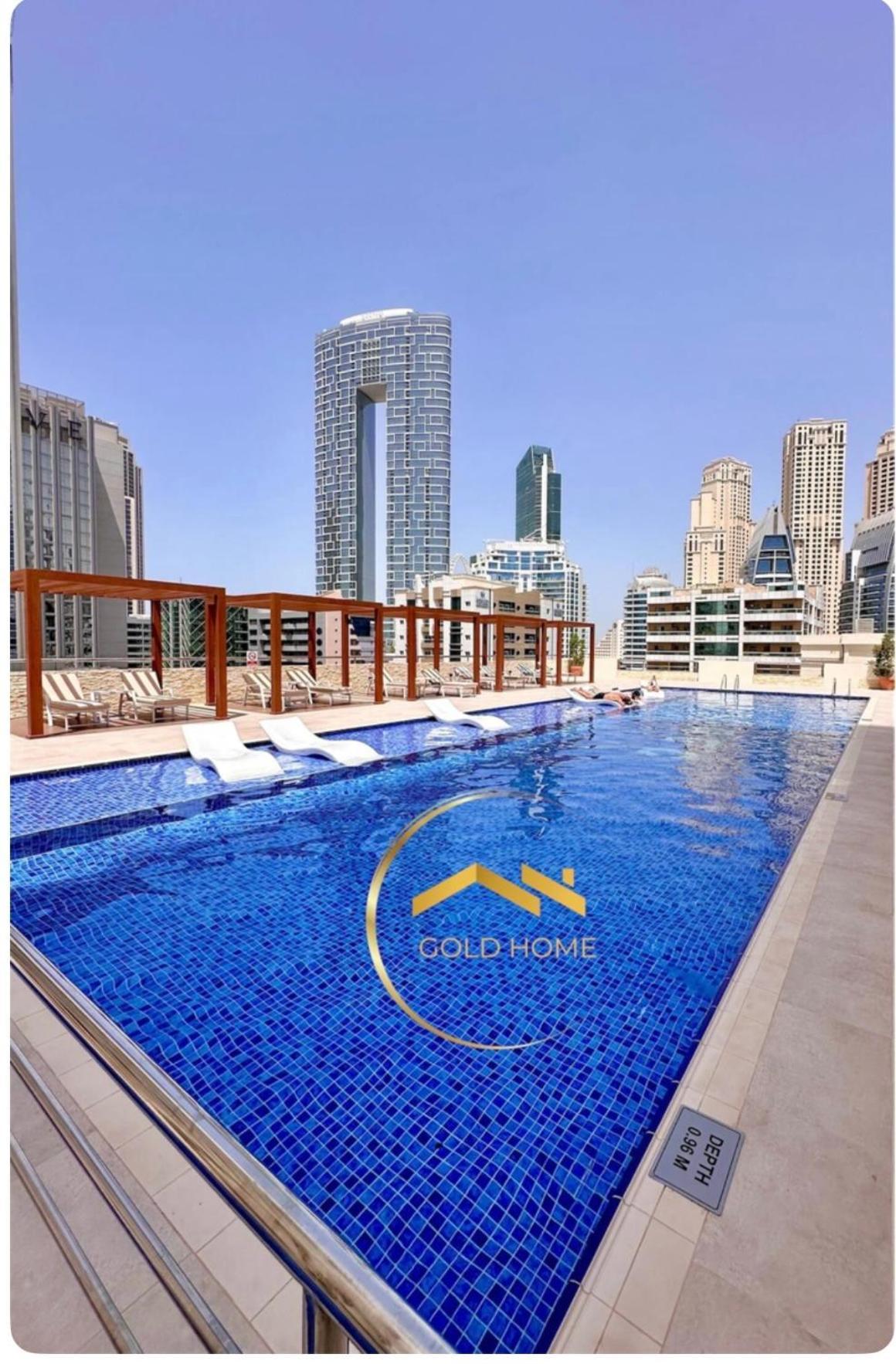 Elegant 10 Minutes From Marina Apartment