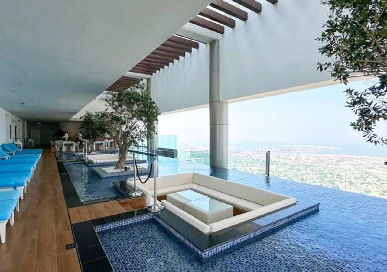 Spectacular Views On The 55th Floor & Infinity Pool *