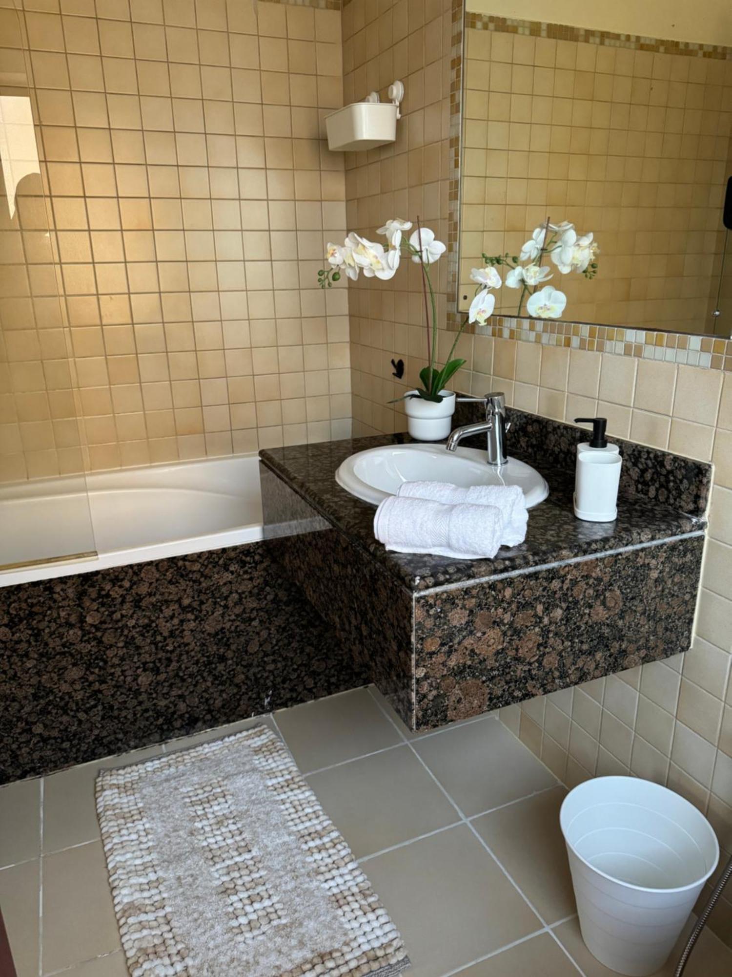Marina Jasmine - Luxury - Jumeirah Beach Hostel Dubai