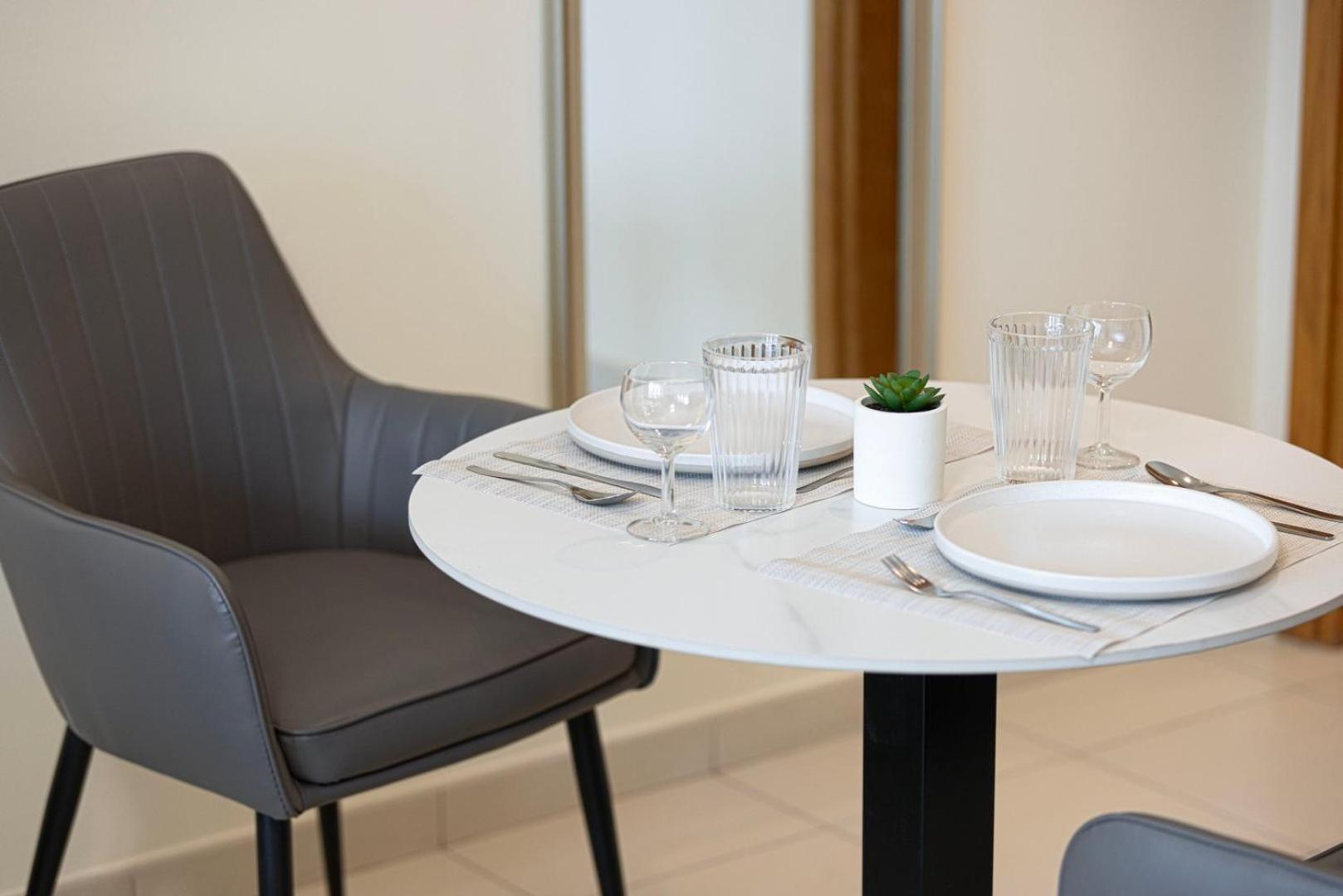Modern In Bay Square Business Bay Dubai