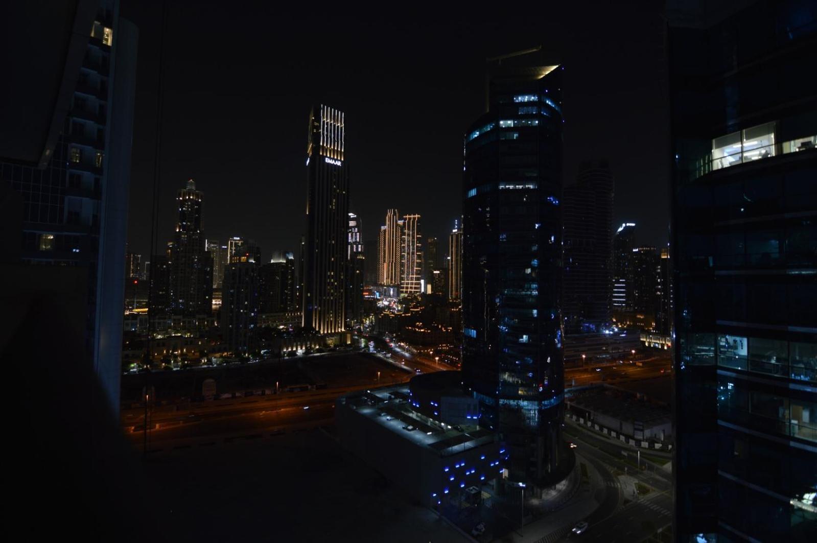 Stunning With Infinity Pool , Canal View , Gym & Free Parking *