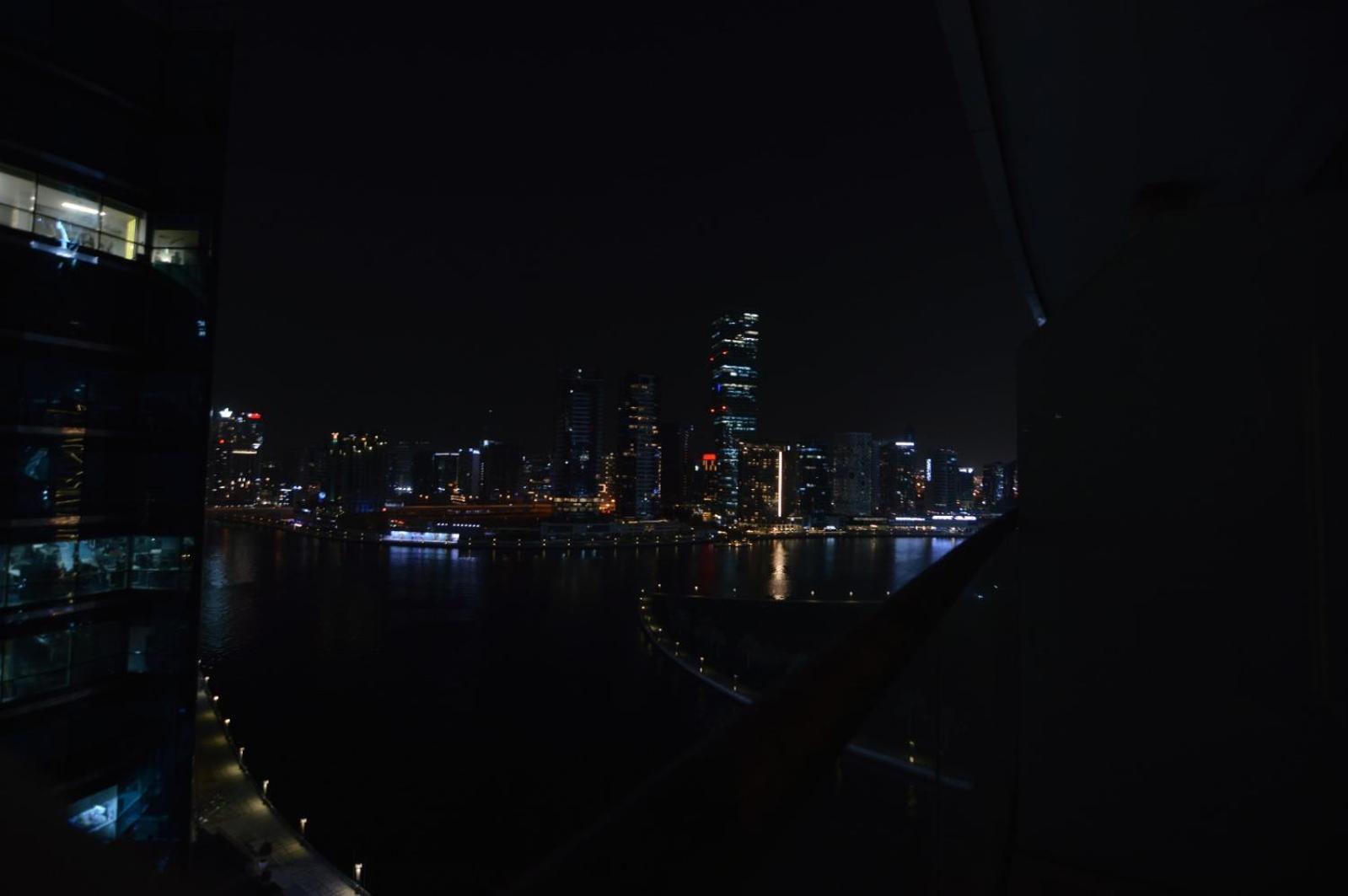 Stunning With Infinity Pool , Canal View , Gym & Free Parking Apartment *