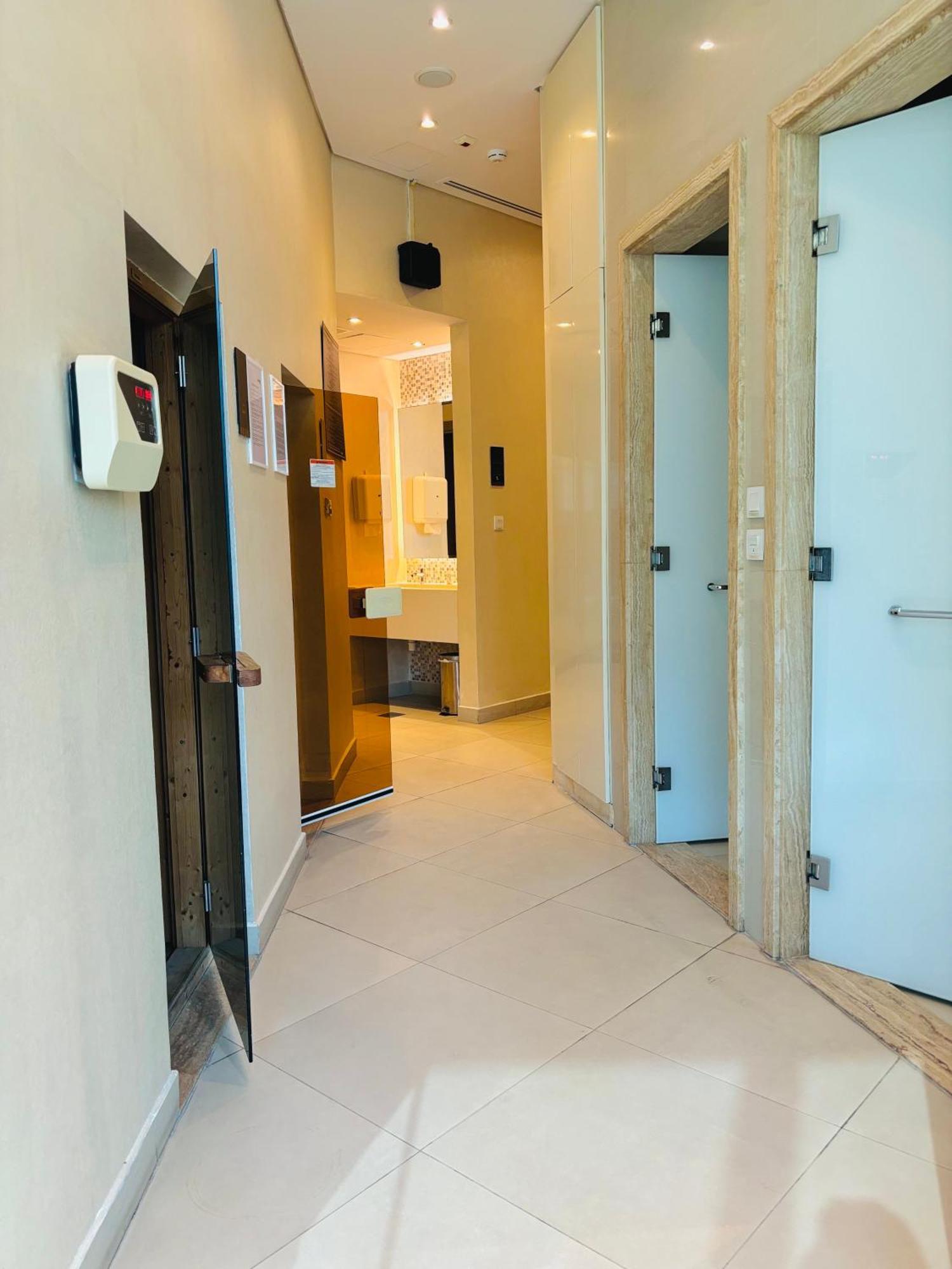 Apartment Stunning With Infinity Pool , Canal View , Gym & Free Parking *