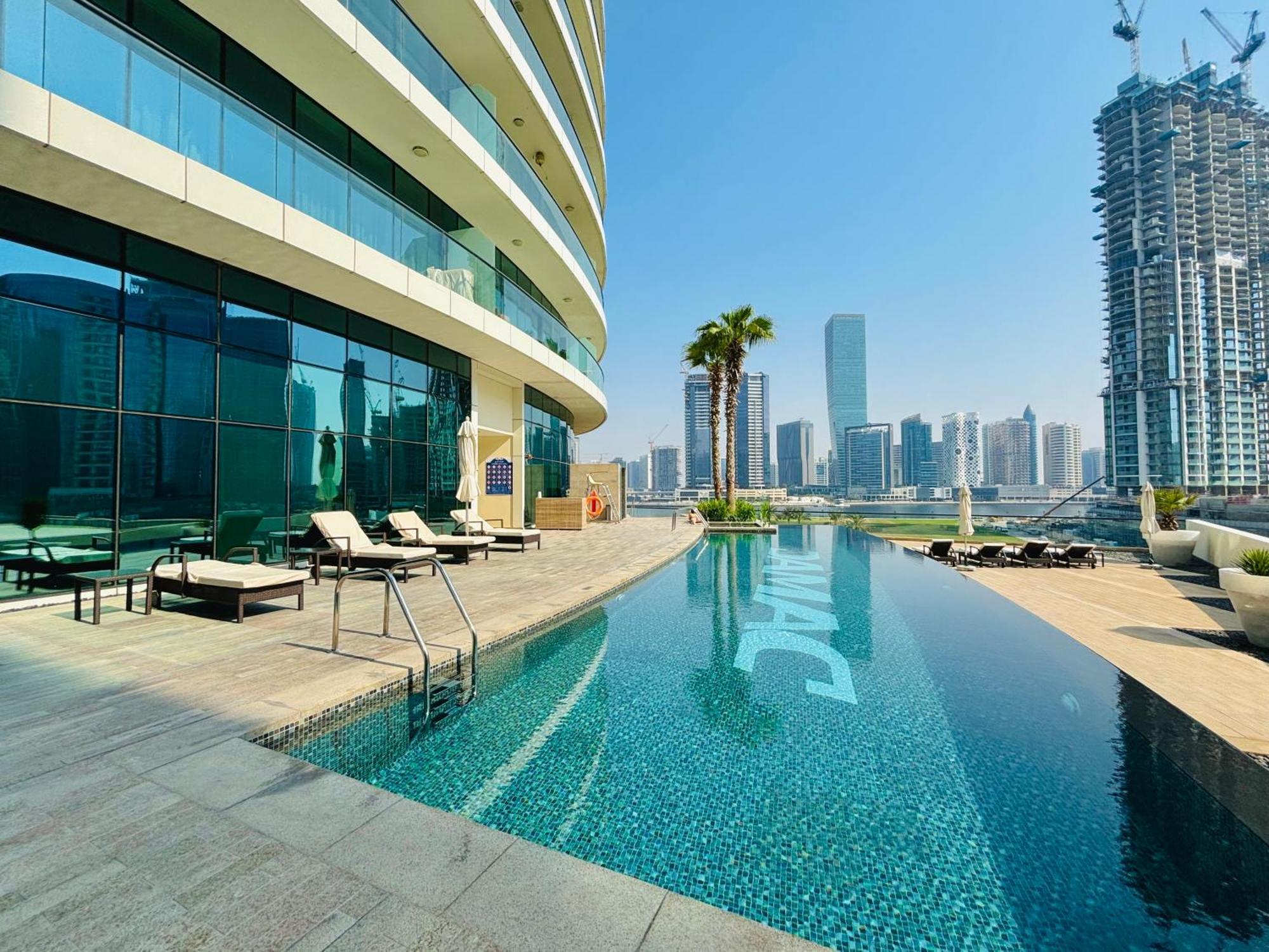 Apartment Stunning With Infinity Pool , Canal View , Gym & Free Parking Dubai