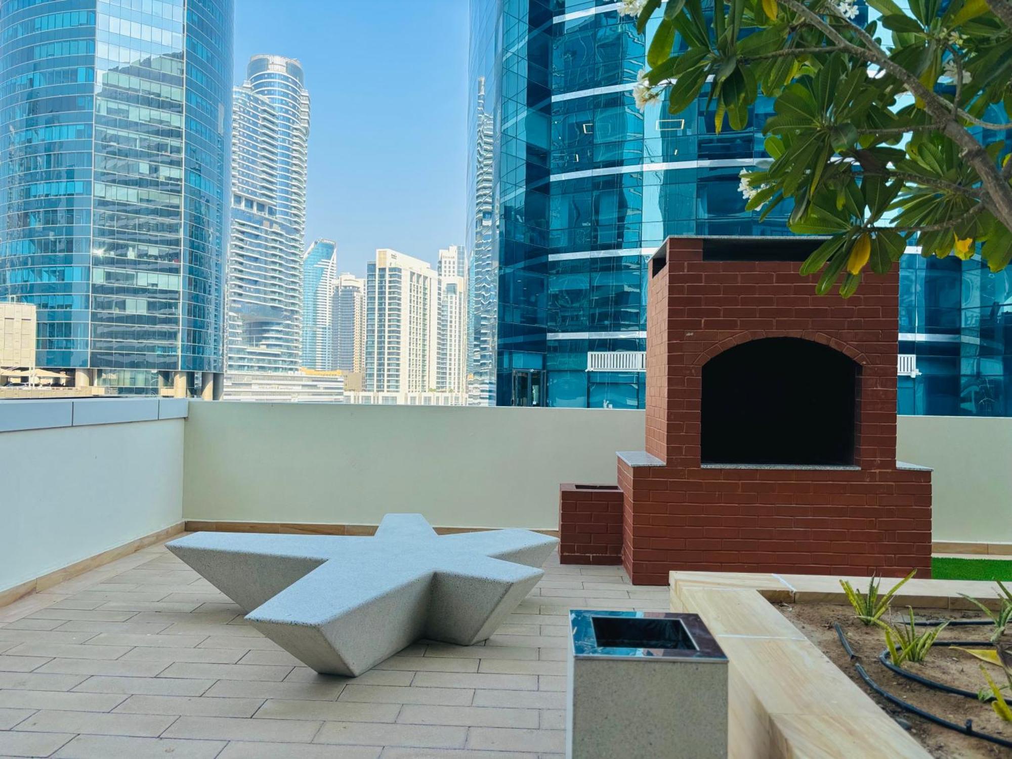 Stunning With Infinity Pool , Canal View , Gym & Free Parking Dubai