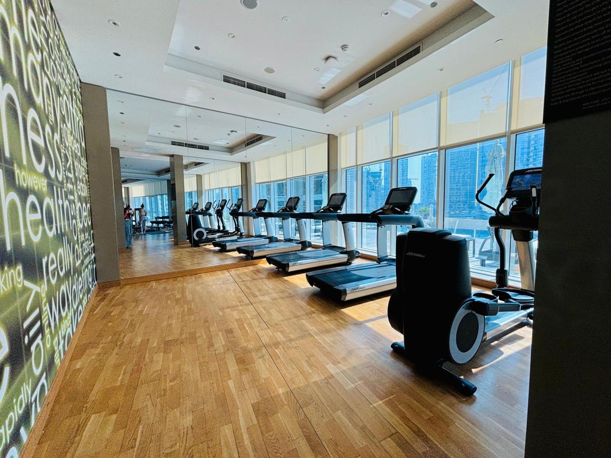 Stunning With Infinity Pool , Canal View , Gym & Free Parking