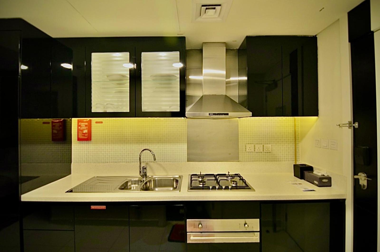 Stunning With Infinity Pool , Canal View , Gym & Free Parking * Dubai
