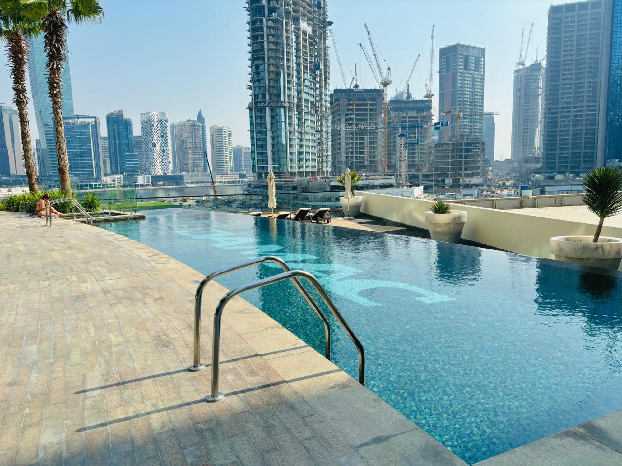 Stunning With Infinity Pool , Canal View , Gym & Free Parking
