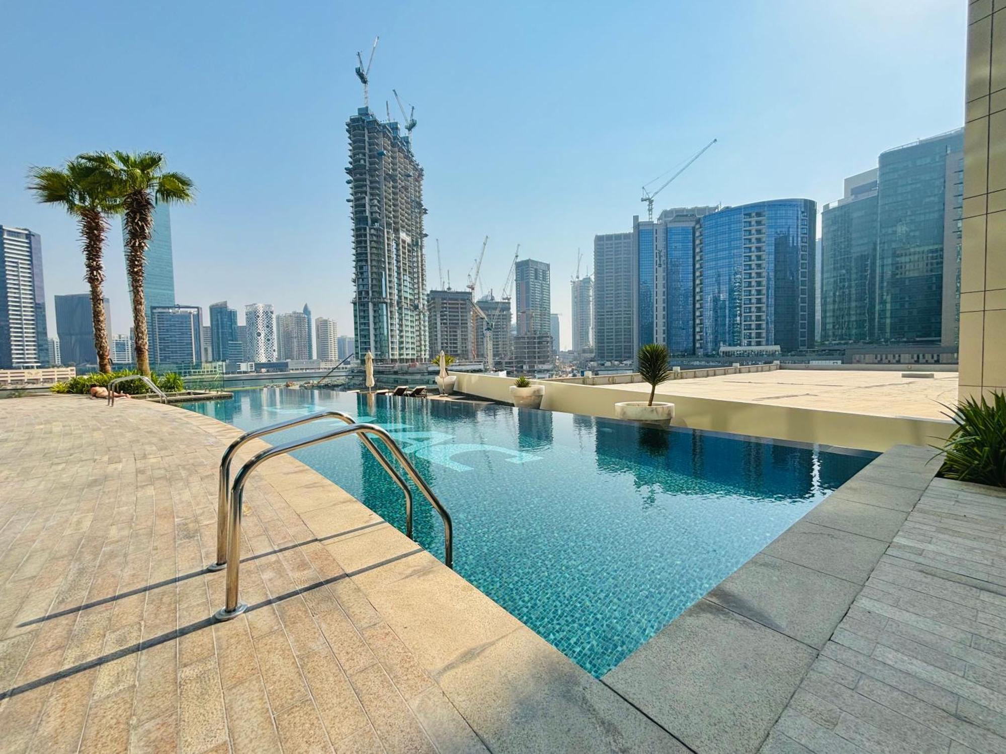 Apartment Stunning With Infinity Pool , Canal View , Gym & Free Parking