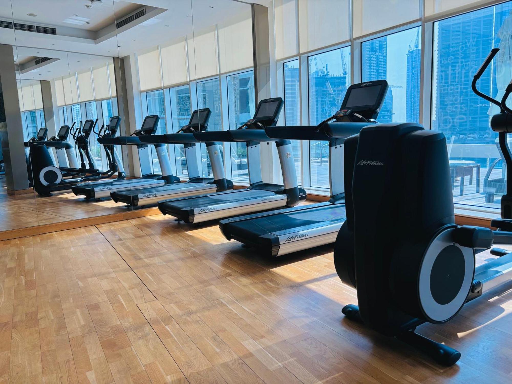 Stunning With Infinity Pool , Canal View , Gym & Free Parking Apartment *