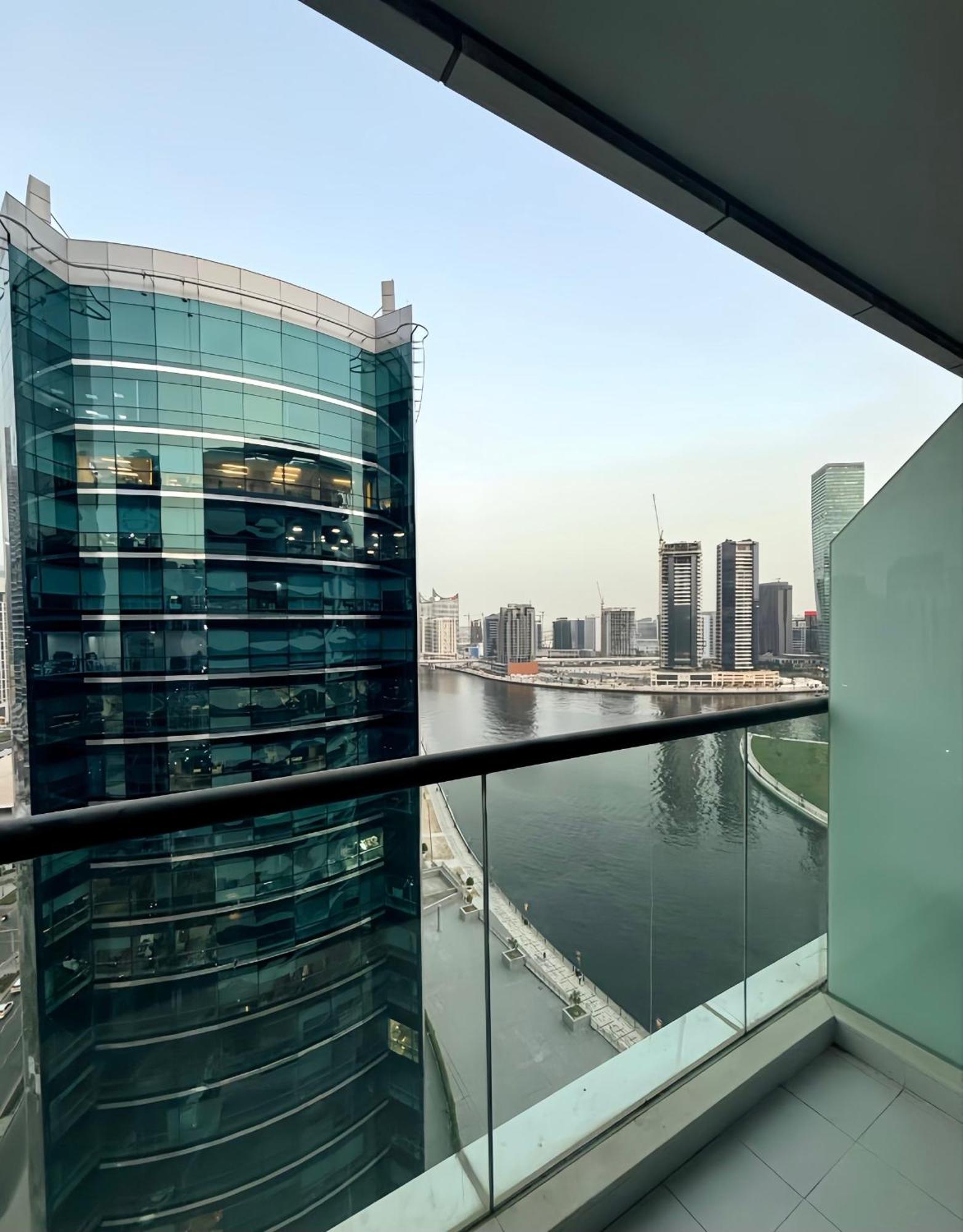 Apartment Stunning With Infinity Pool , Canal View , Gym & Free Parking *