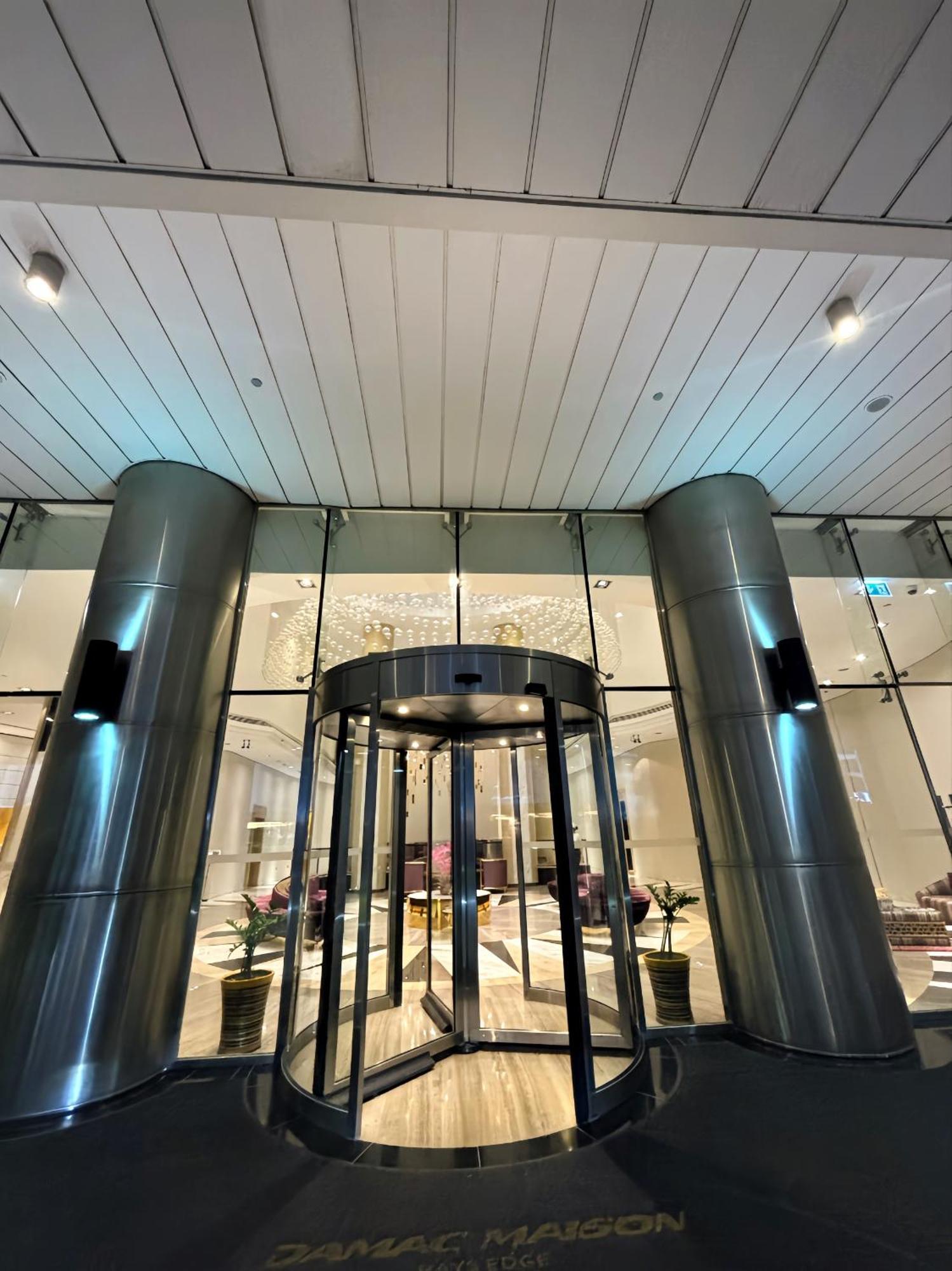 Apartment Stunning With Infinity Pool , Canal View , Gym & Free Parking Dubai