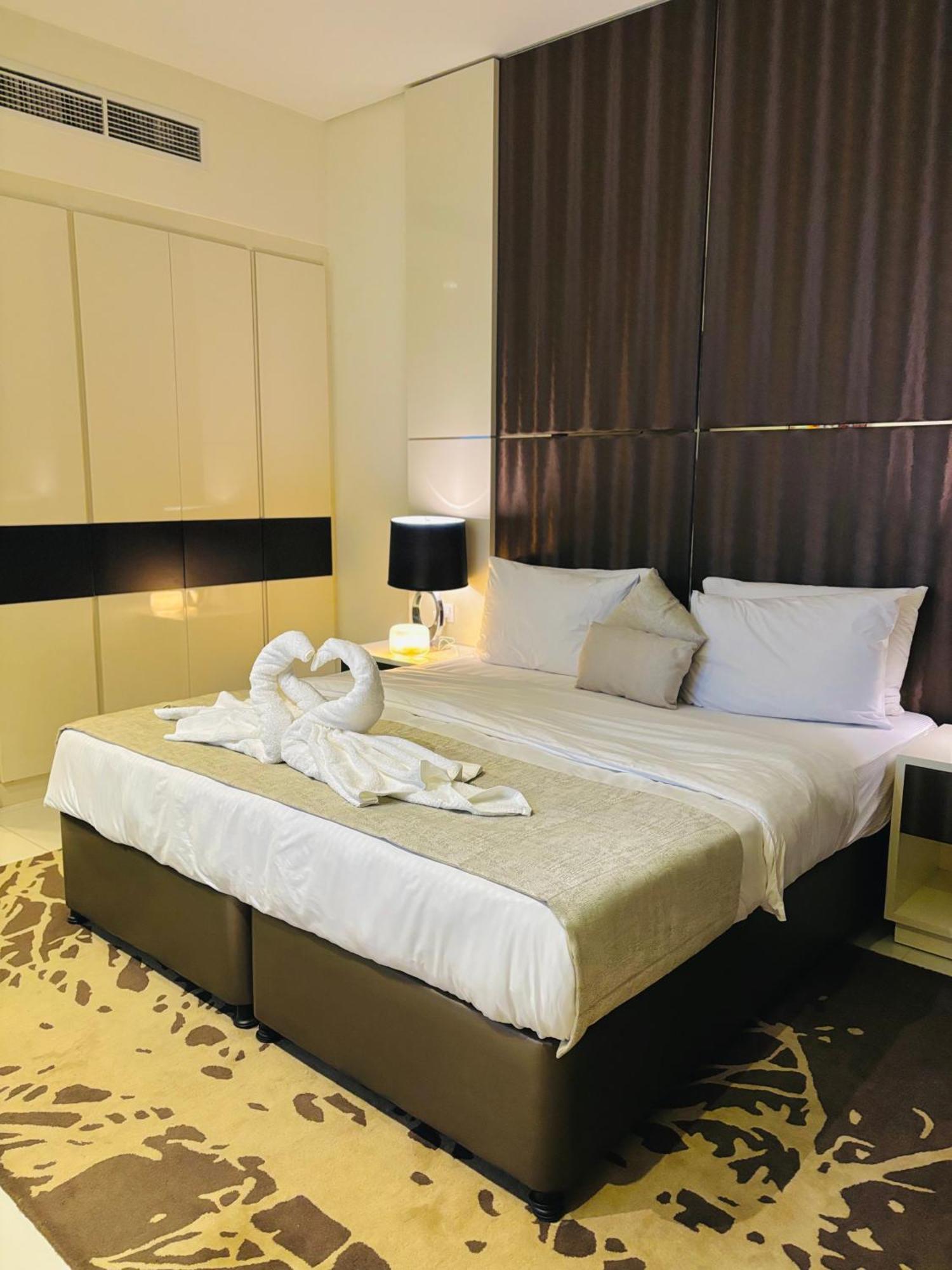 Stunning With Infinity Pool , Canal View , Gym & Free Parking *