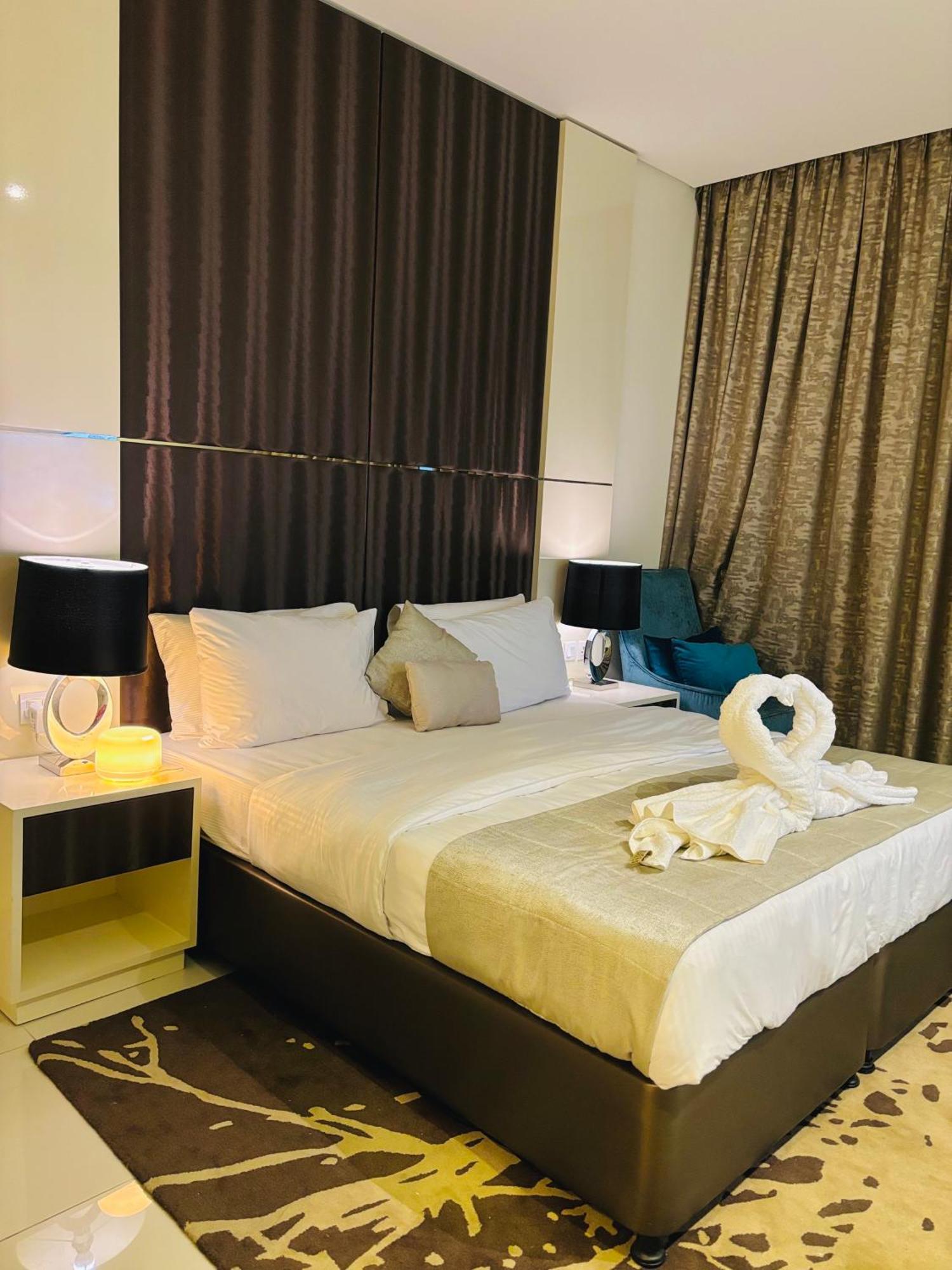 Stunning With Infinity Pool , Canal View , Gym & Free Parking * Dubai