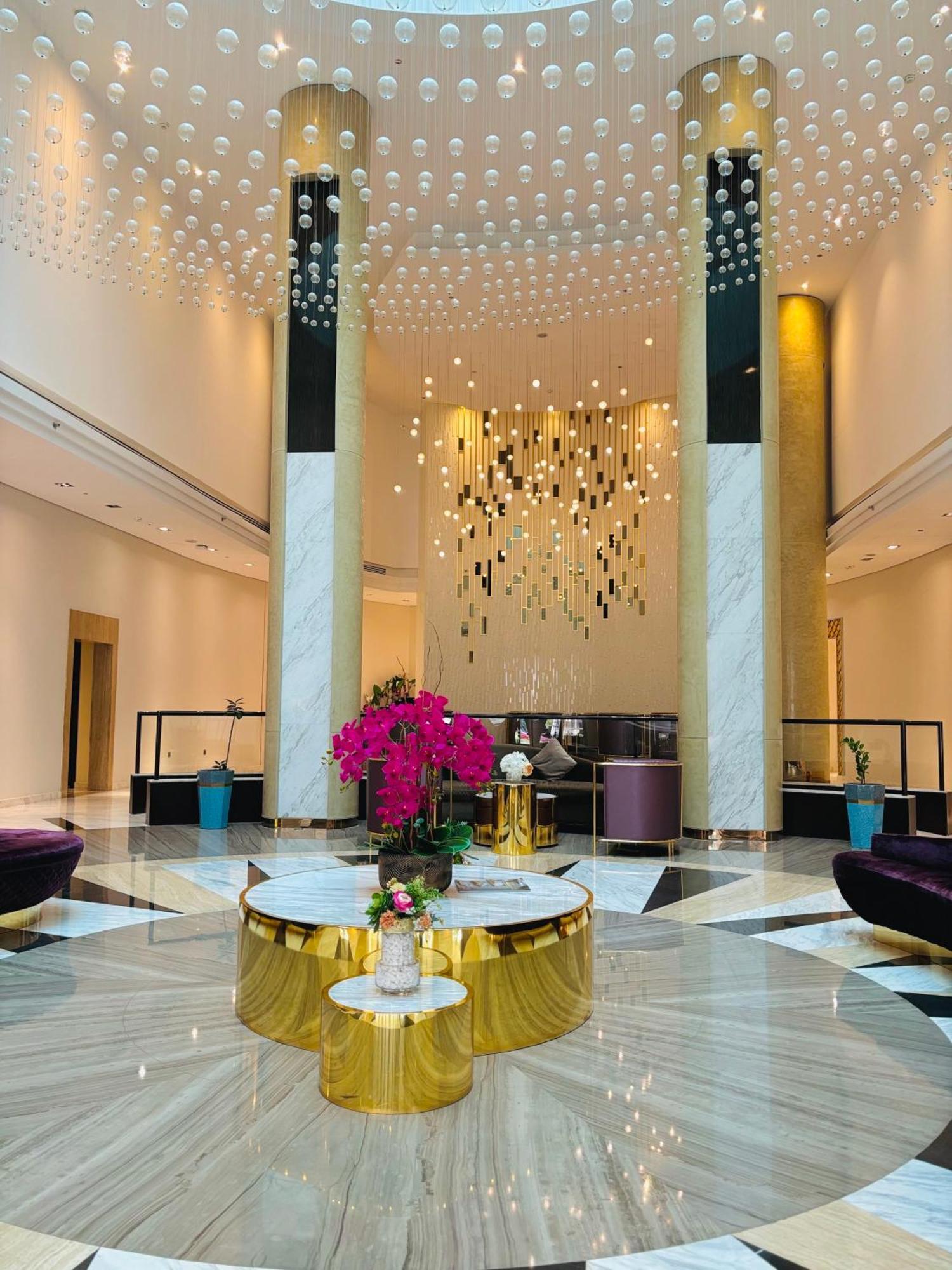 Stunning With Infinity Pool , Canal View , Gym & Free Parking