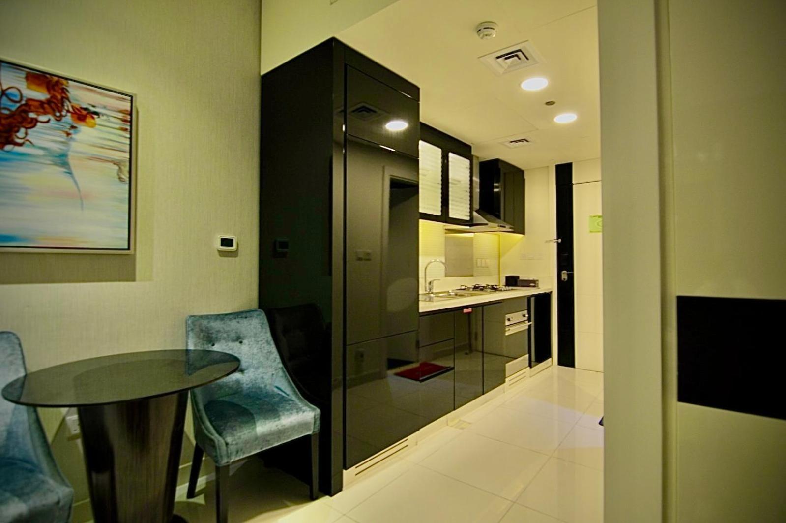 Stunning With Infinity Pool , Canal View , Gym & Free Parking Apartment *
