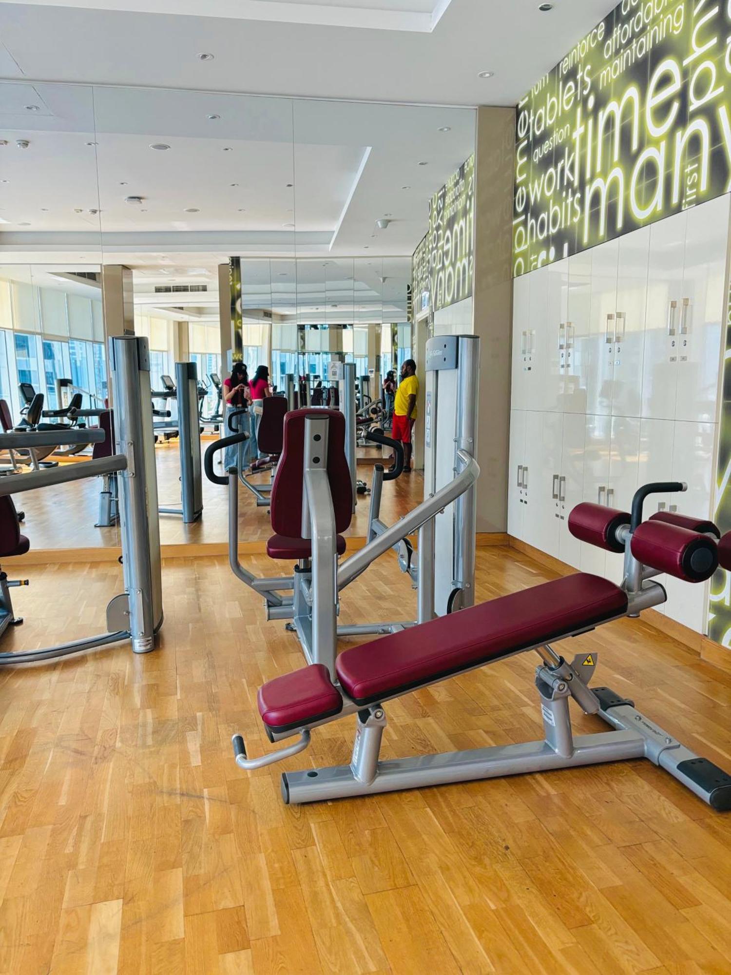 Stunning With Infinity Pool , Canal View , Gym & Free Parking *
