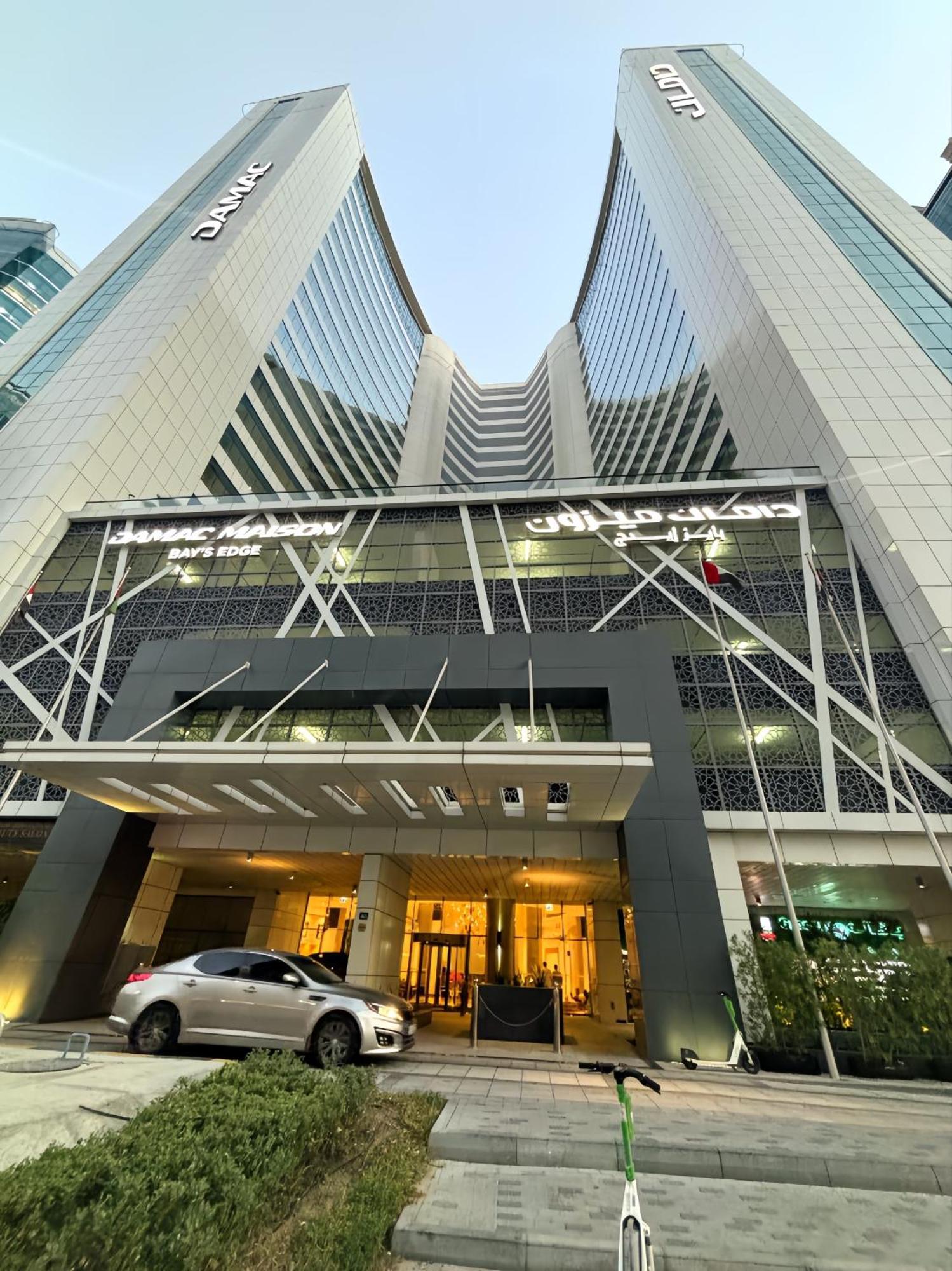 Stunning With Infinity Pool , Canal View , Gym & Free Parking * Dubai