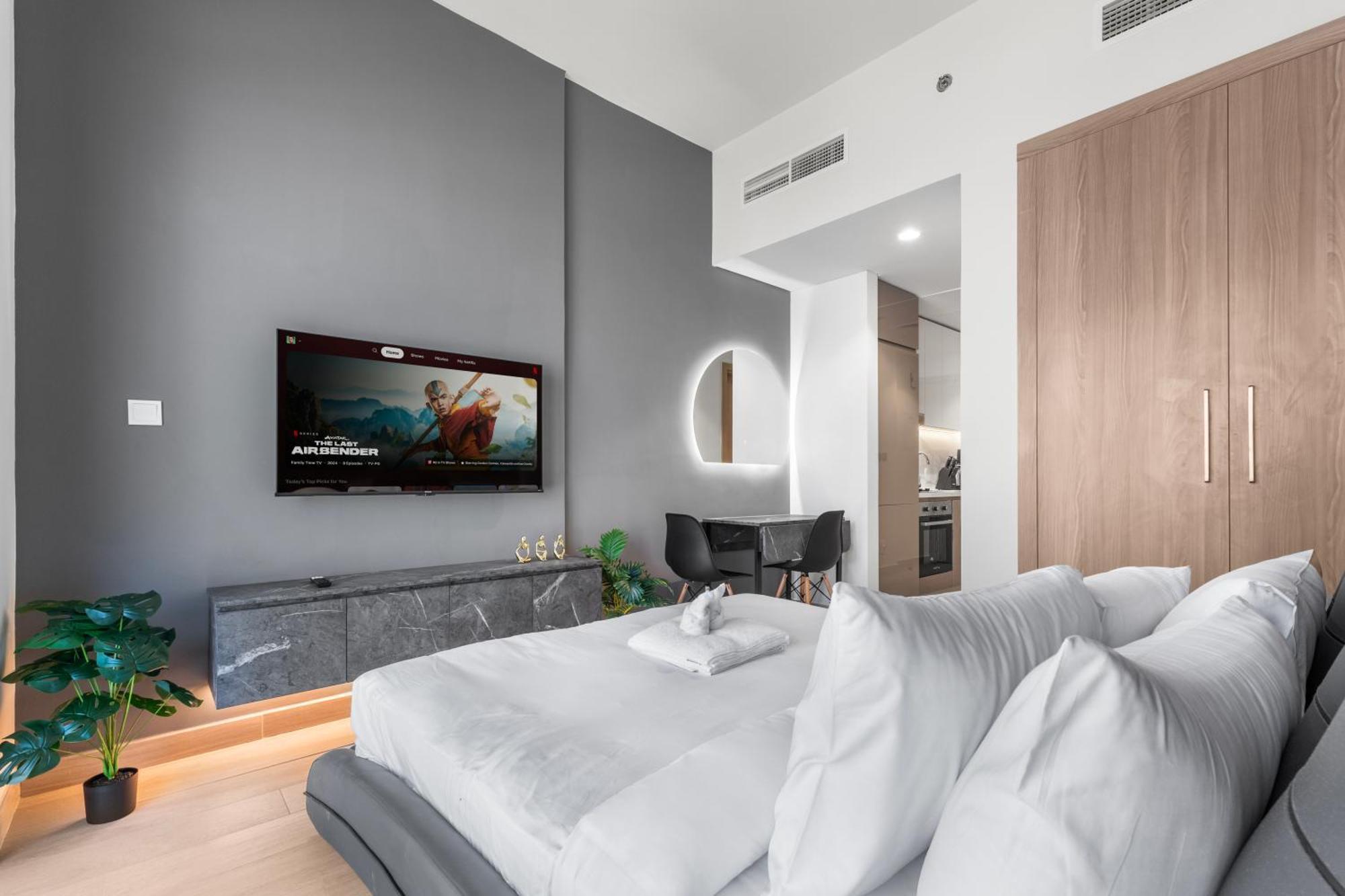 Apartment - 10 Minutes From Downtown Dubai