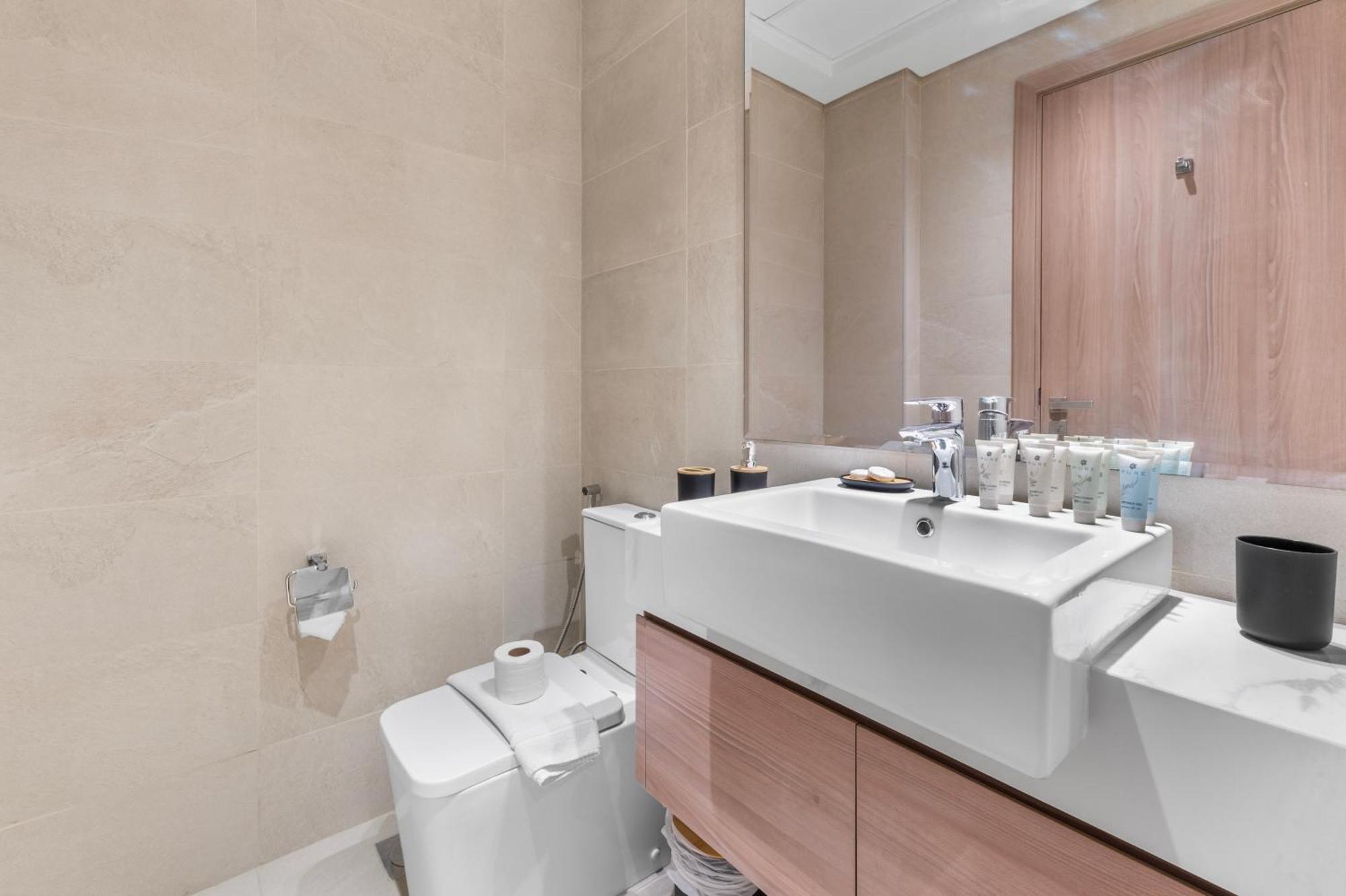 - 10 Minutes From Downtown Apartment