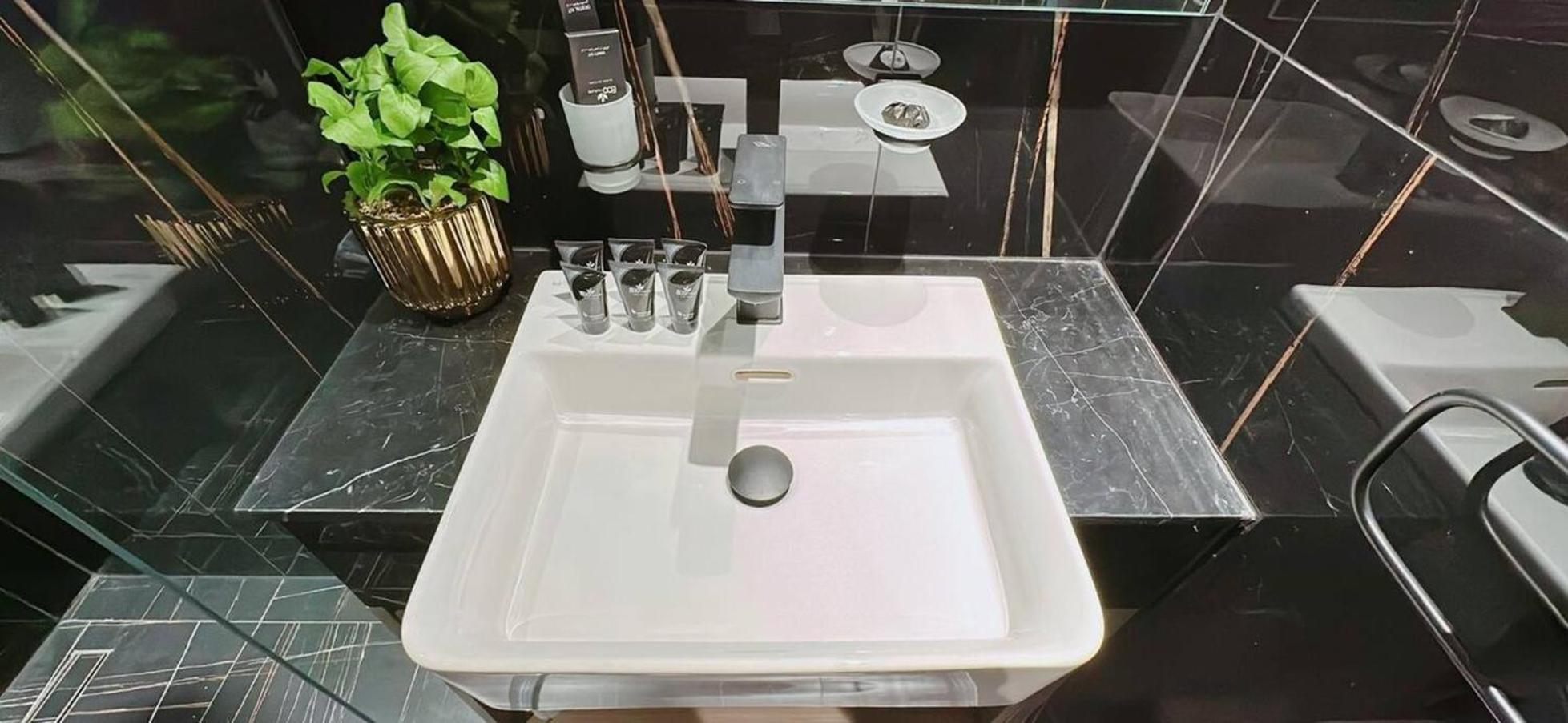 Premium 1br Fully Furnished With Balcony *