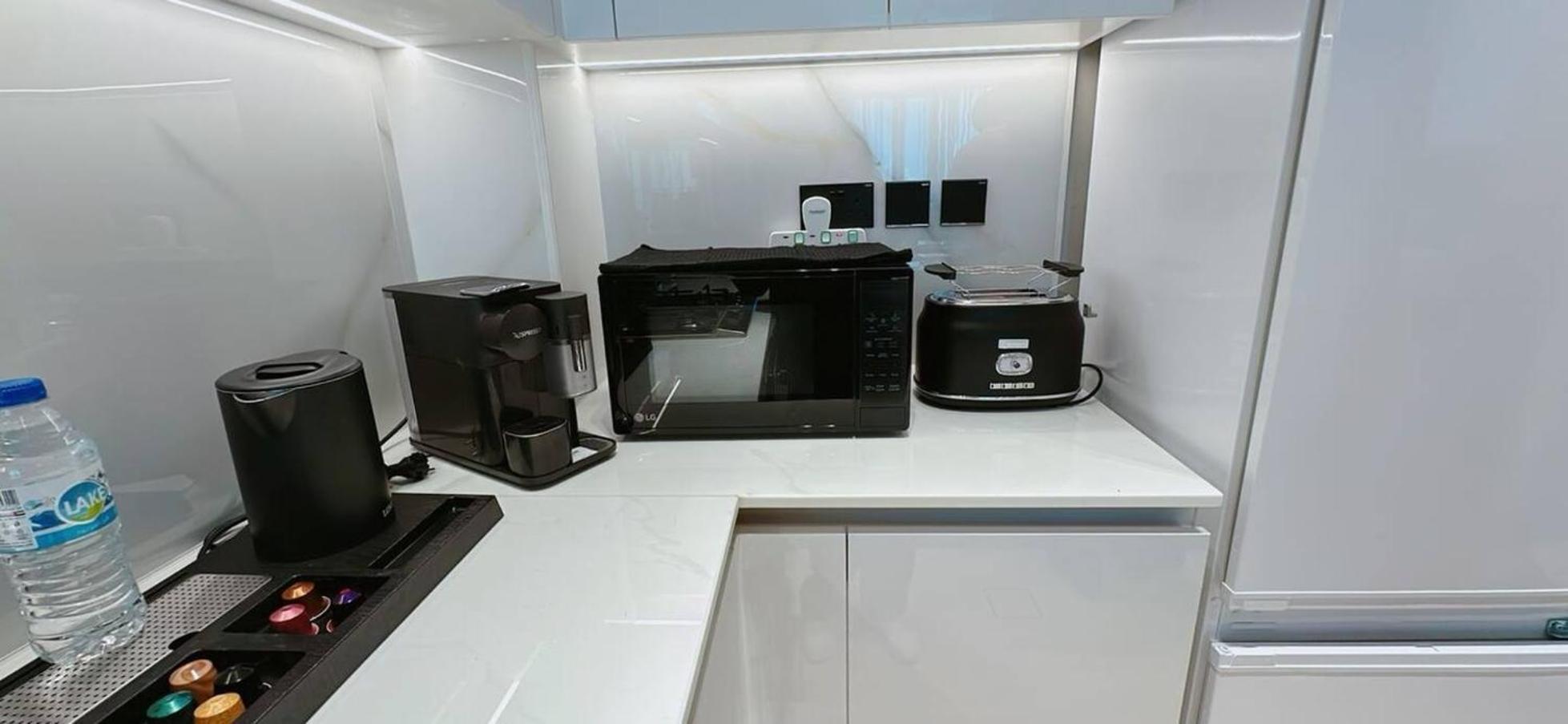 Apartment Premium 1br Fully Furnished With Balcony *