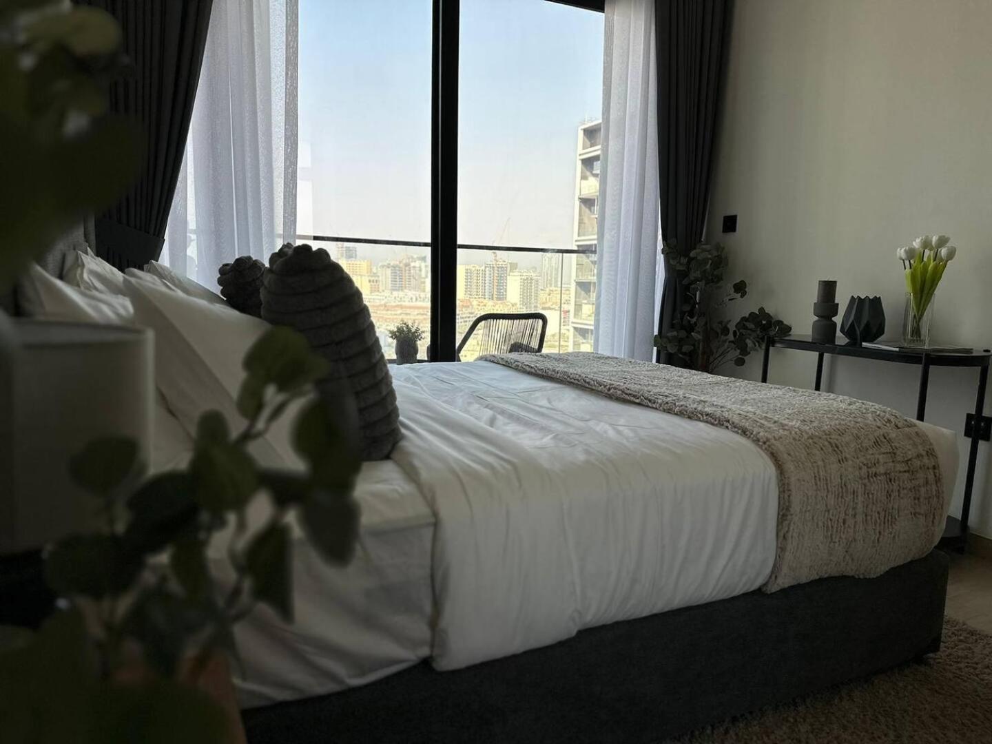 Apartment Premium 1br Fully Furnished With Balcony *