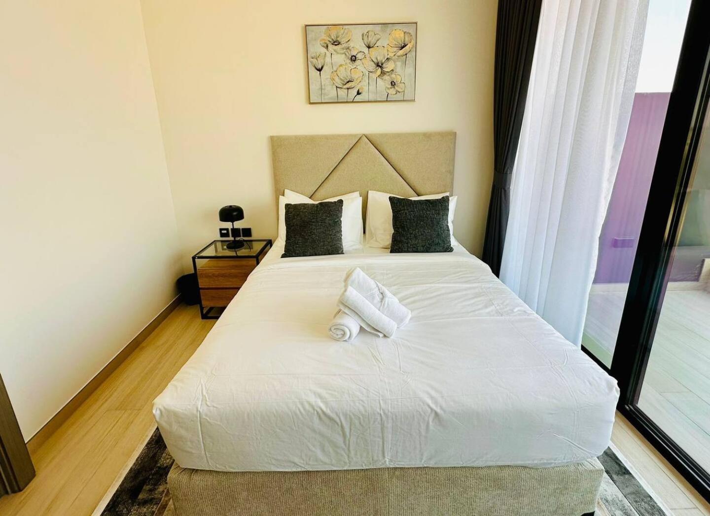 Fully Furnished Cozy 1br In Jvc With Balcony *
