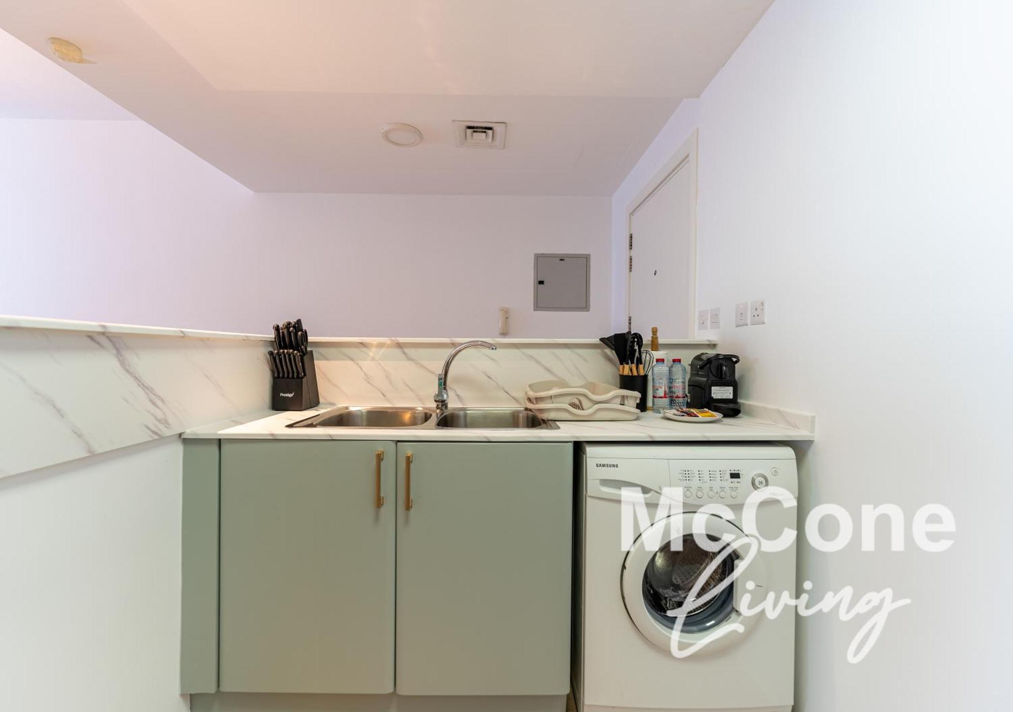 1br In Marina With Private Terrace & Pool Dubai