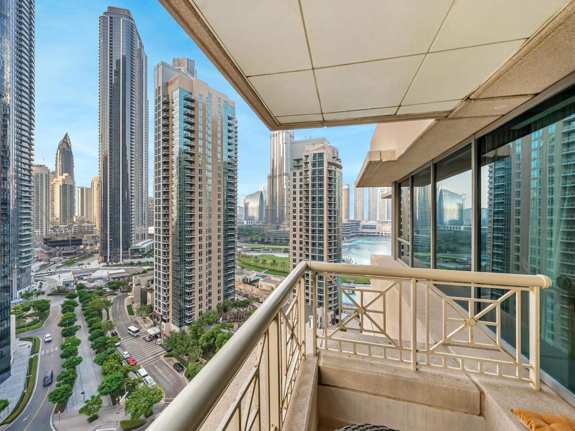 New Burj Khalifa & Fountain Views & Work Station Apartment Dubai