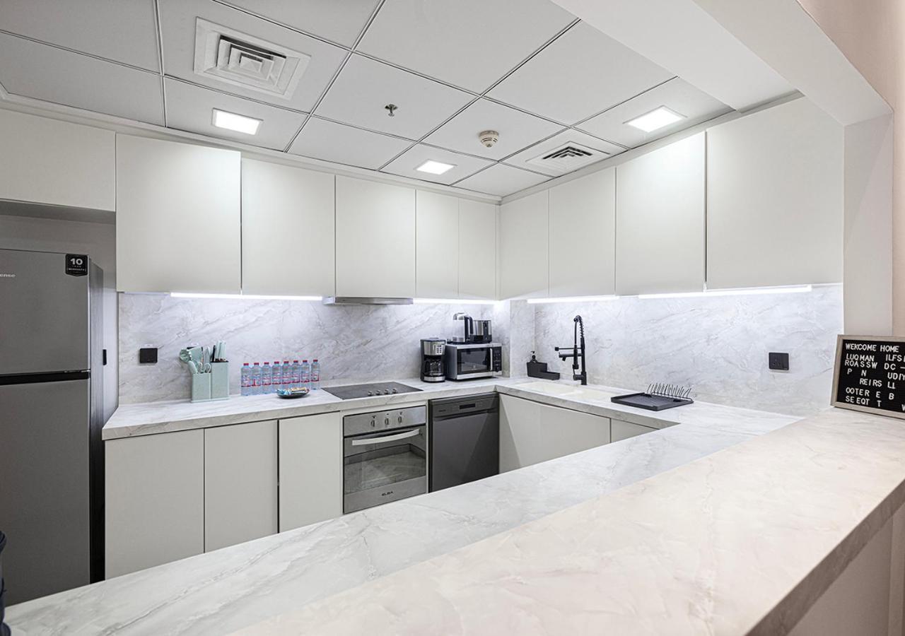 Modern 4br With Balcony And Scenic Marina Views Apartment Dubai