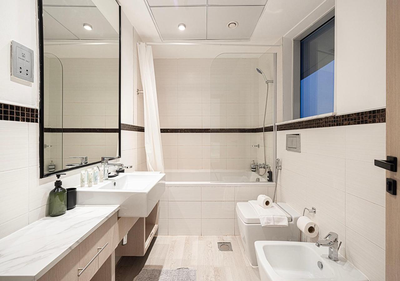Modern 4br With Balcony And Scenic Marina Views Dubai