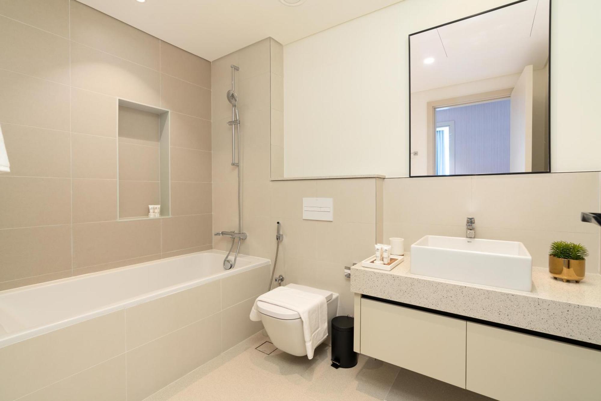 Apartment Marina Vista 2 - Beachfront Stunning - Full Sea Views Dubai