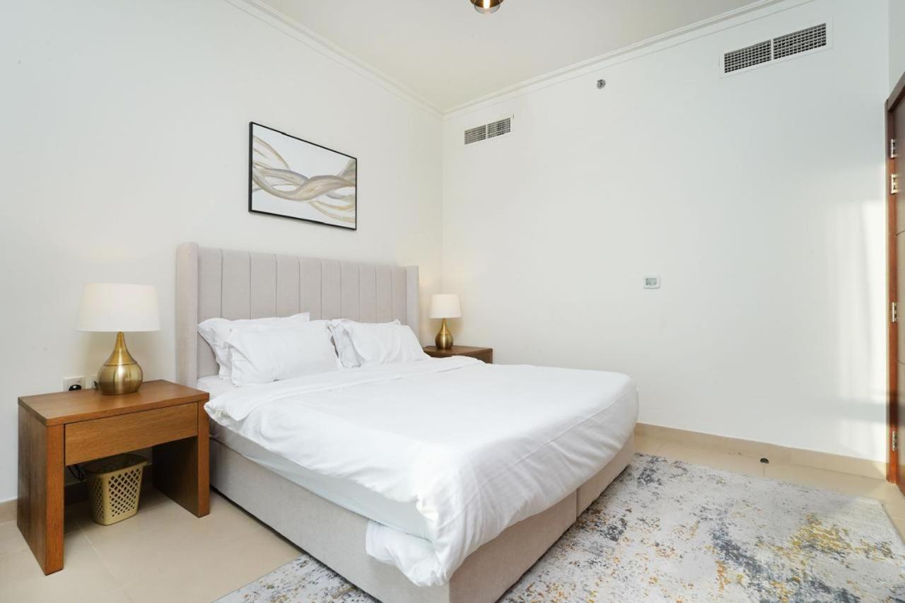 Amakin Burj Vista Tower 1 Apartment *
