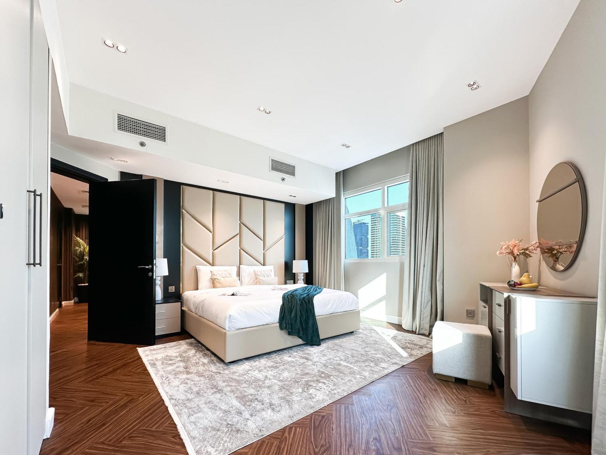 3-bdr Marina Gem W Stunning Yacht Bay Views *