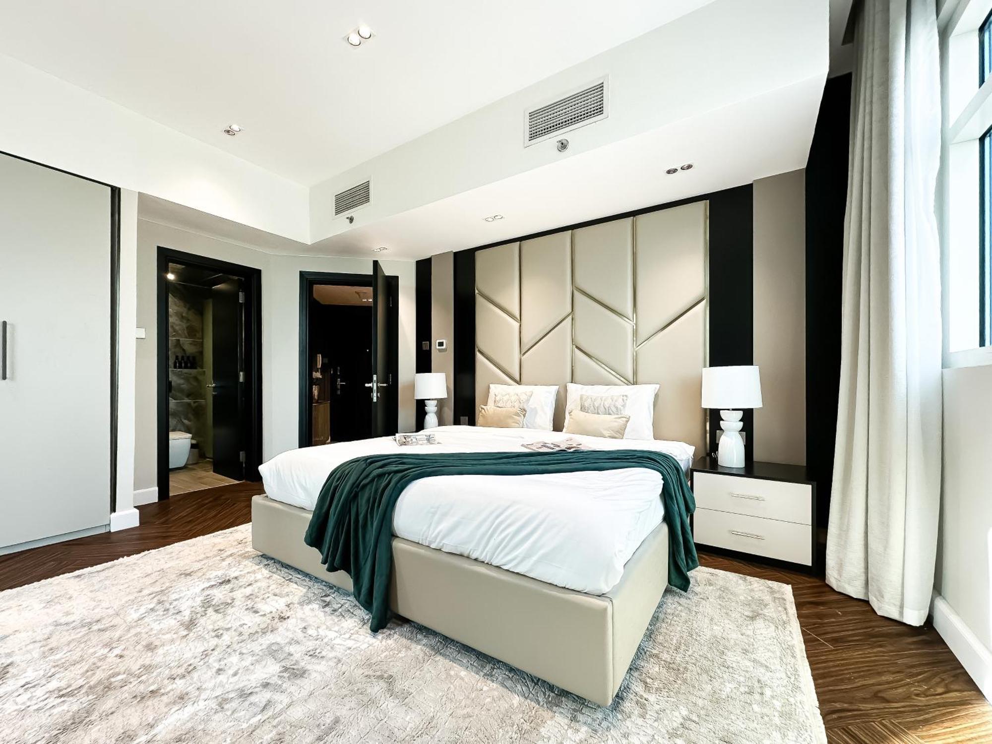 3-bdr Marina Gem W Stunning Yacht Bay Views Apartment