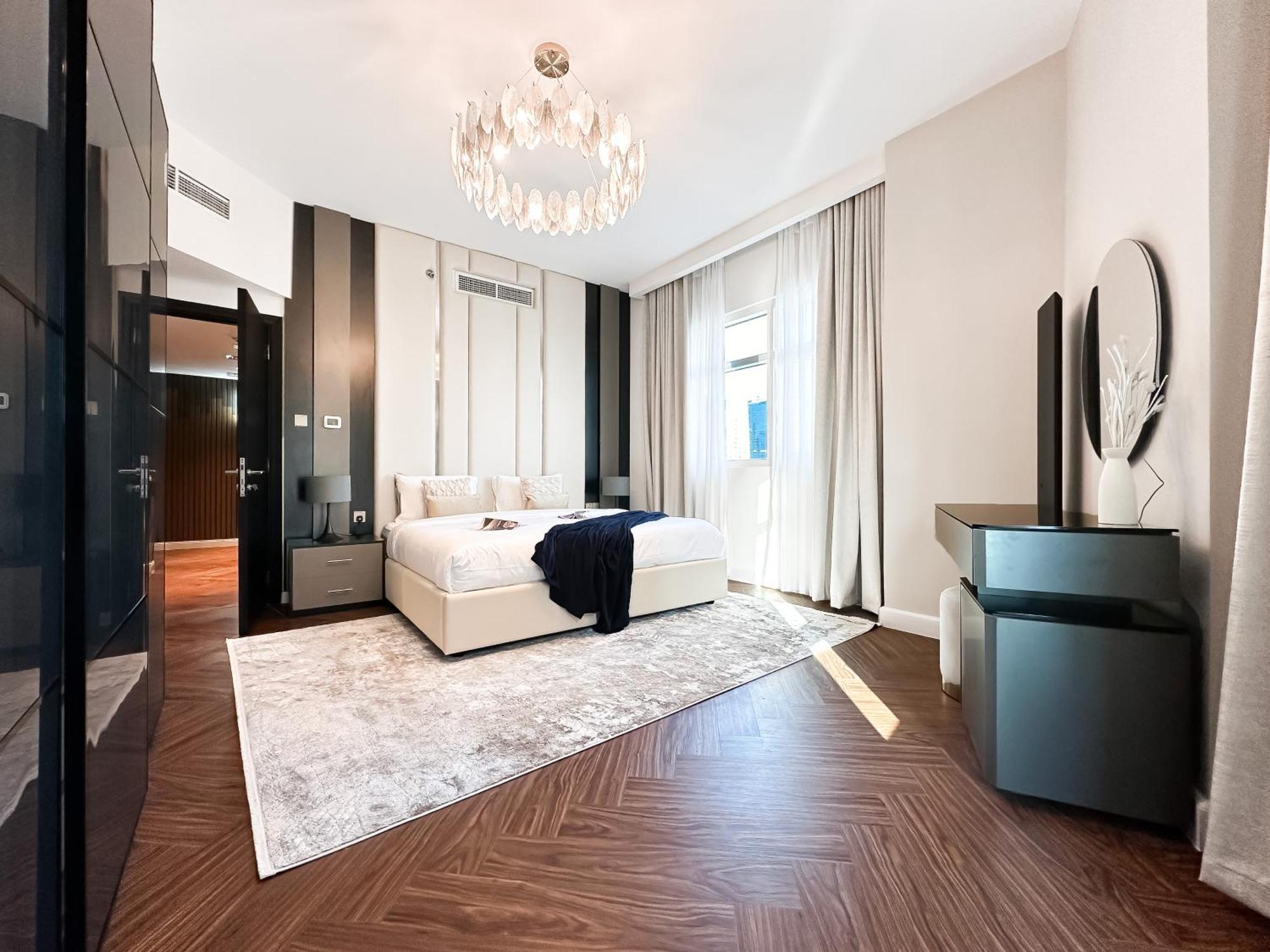3-bdr Marina Gem W Stunning Yacht Bay Views Apartment *