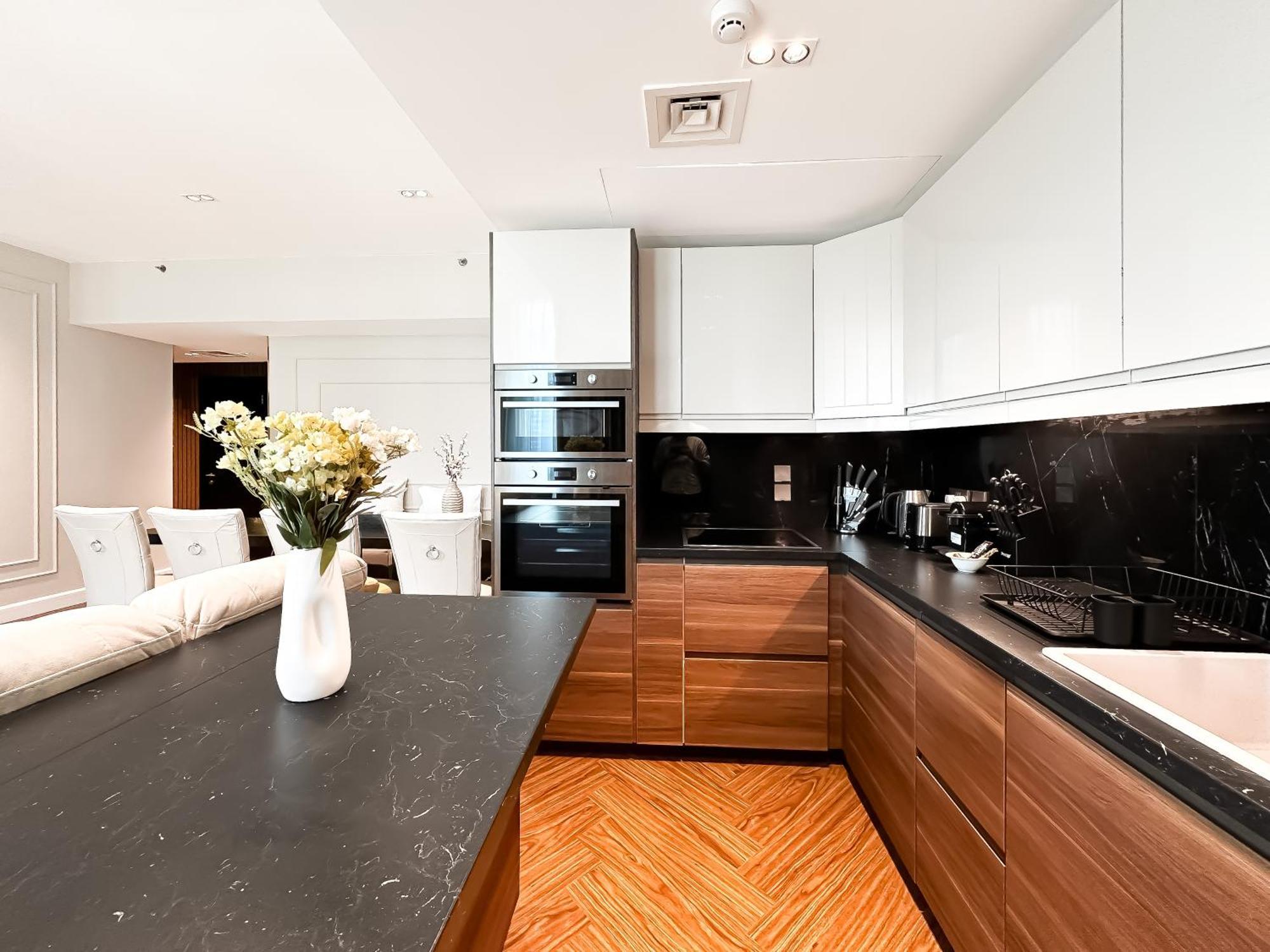3-bdr Marina Gem W Stunning Yacht Bay Views
