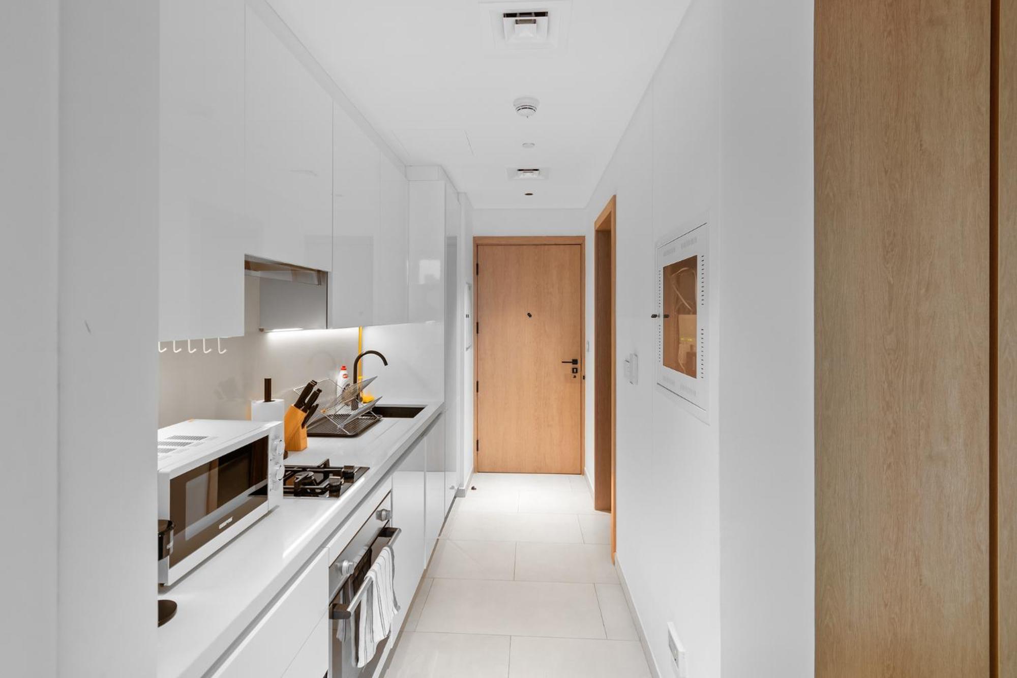 Waves - Chic High-floor Retreat With Canal Views Dubai
