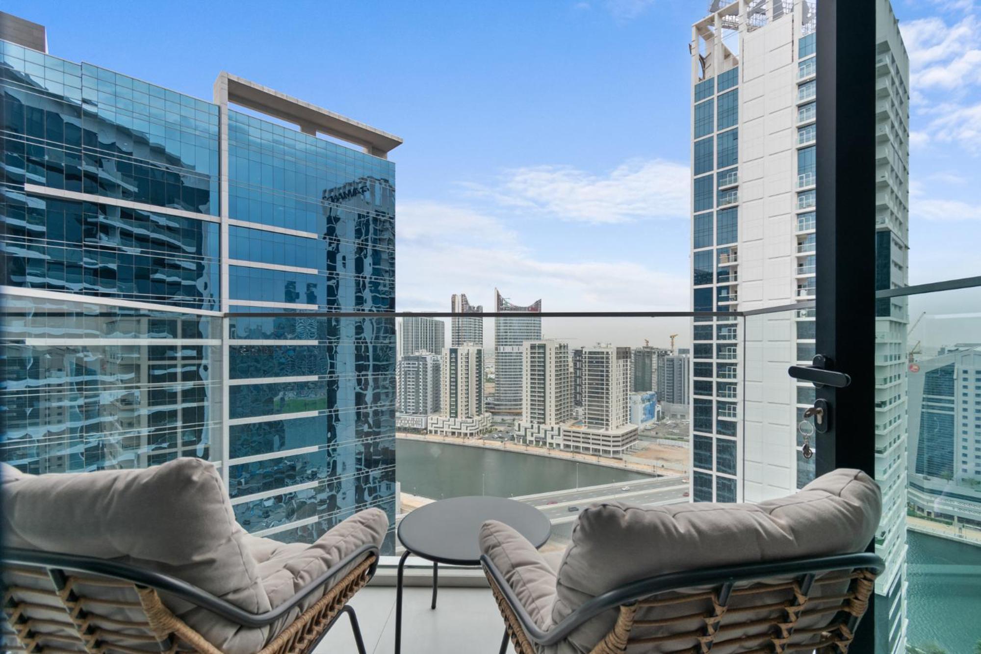 Apartment Waves - Chic High-floor Retreat With Canal Views *