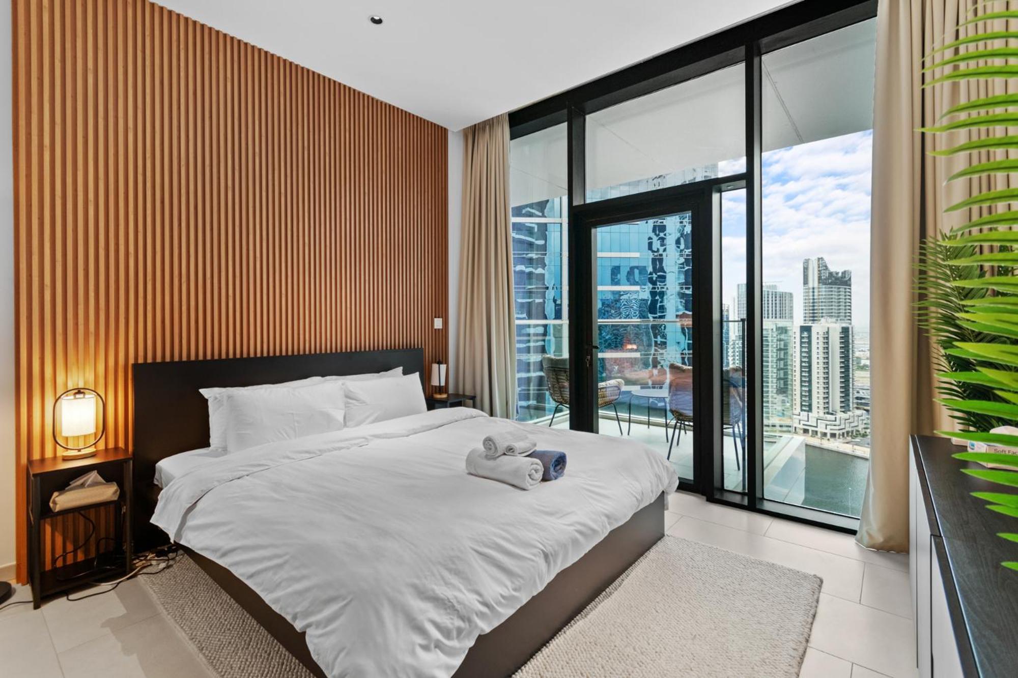 Apartment Waves - Chic High-floor Retreat With Canal Views *