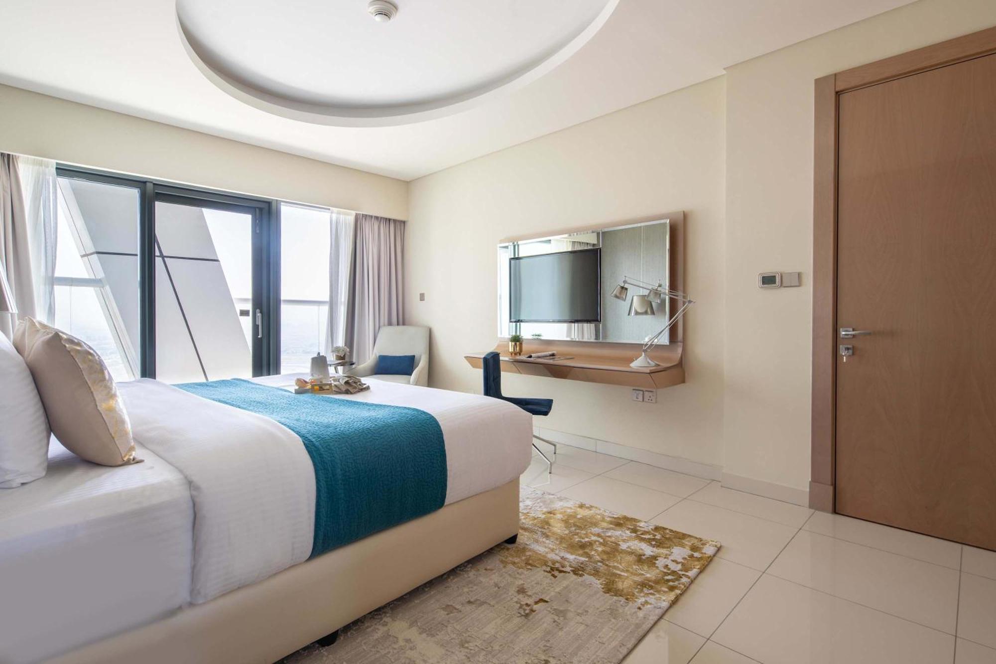 Frank Porter - Damac Paramount * Dubai