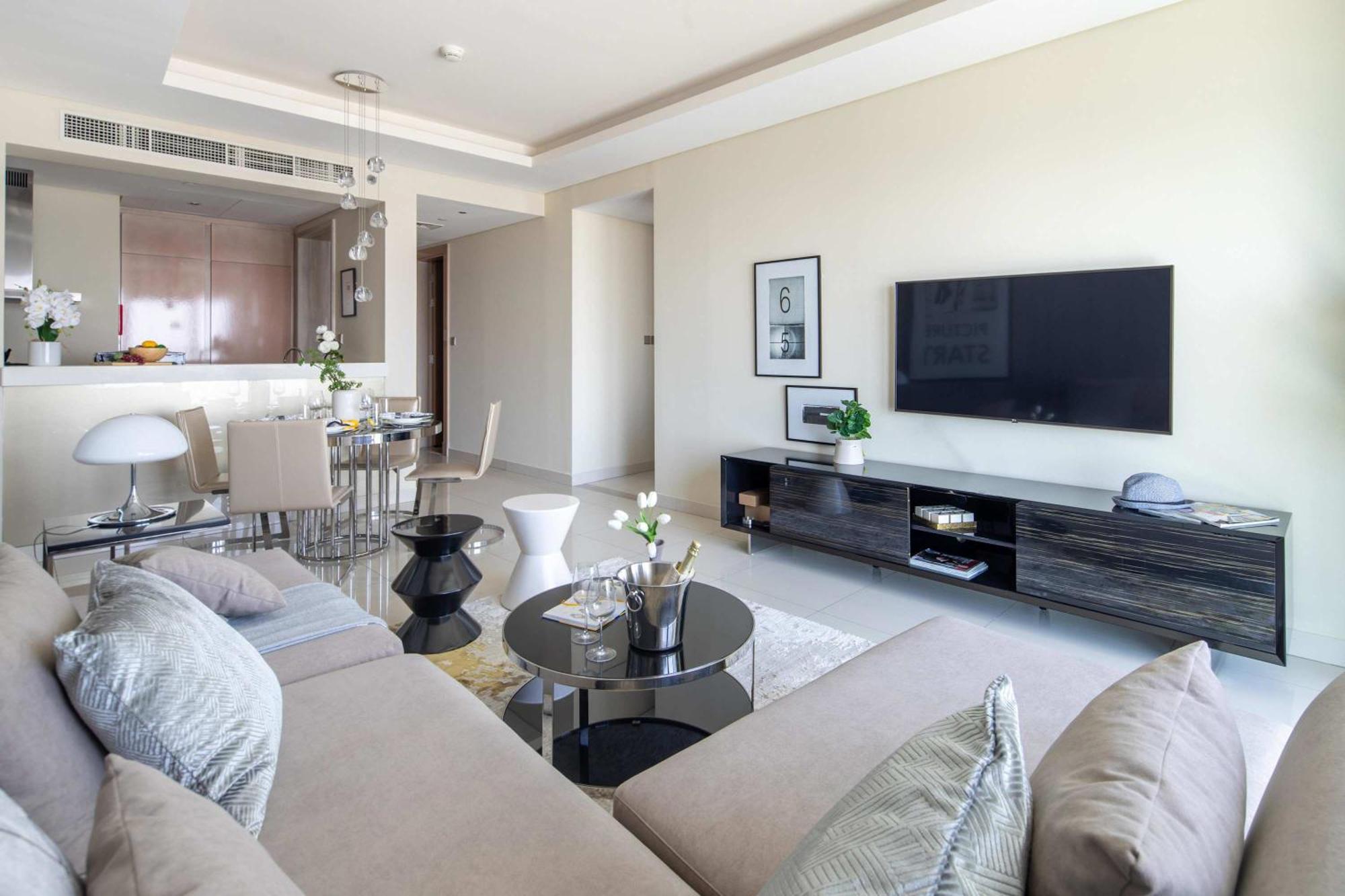 Frank Porter - Damac Paramount Apartment Dubai