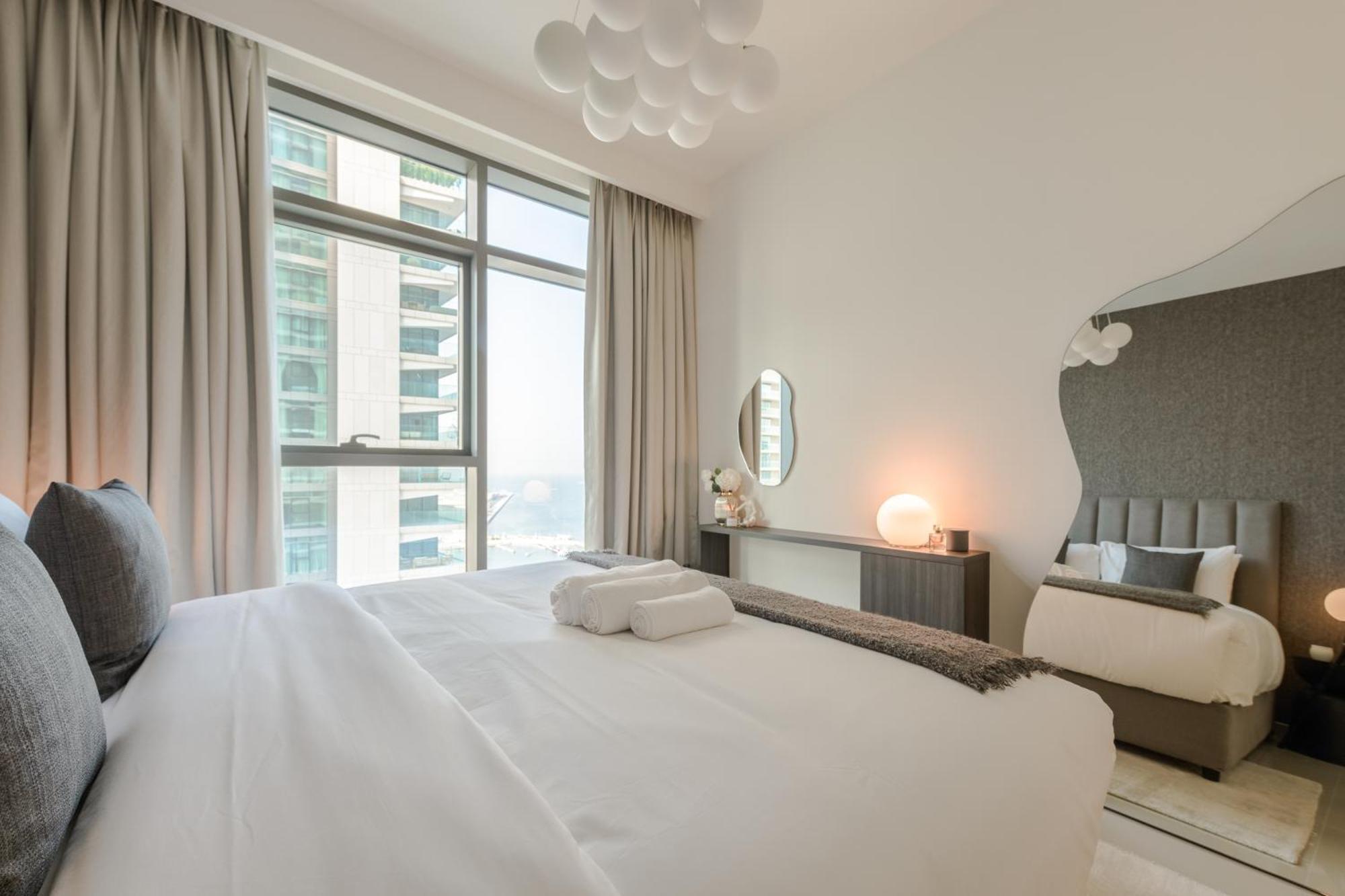 Opulent & Chic - 1 Bedroom - Beachfront Apartment *