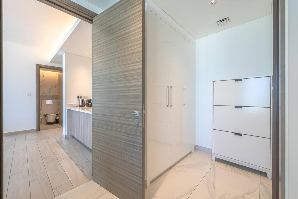 Marco Polo - Stunning 2br With Burj View, Spacious Gym & Pool Apartment