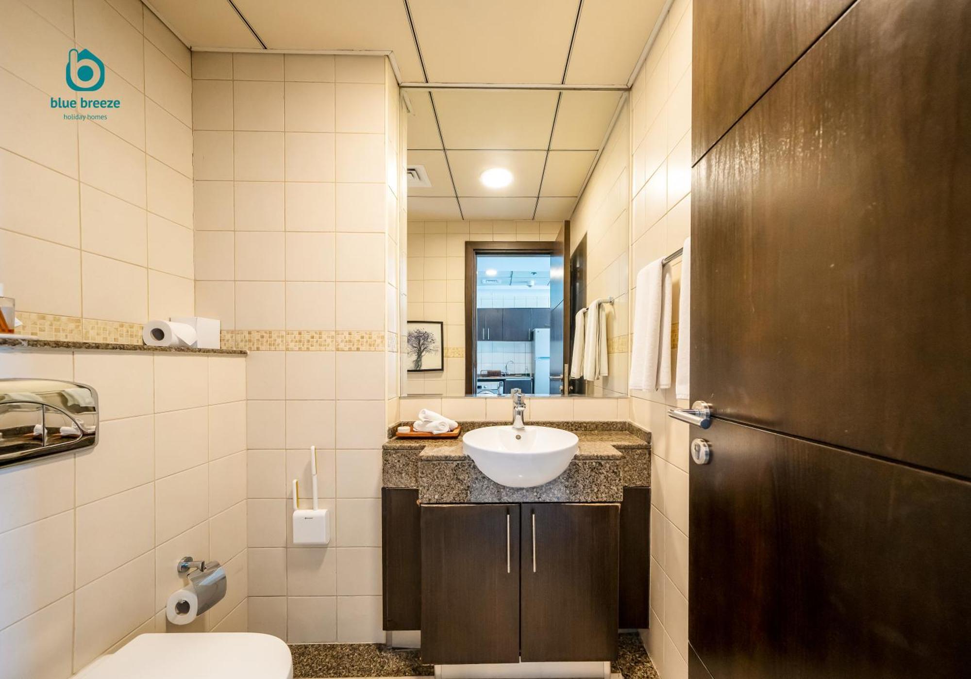 Blue Breeze - Chic Marina Retreat With Balcony And Canal Views Apartment *