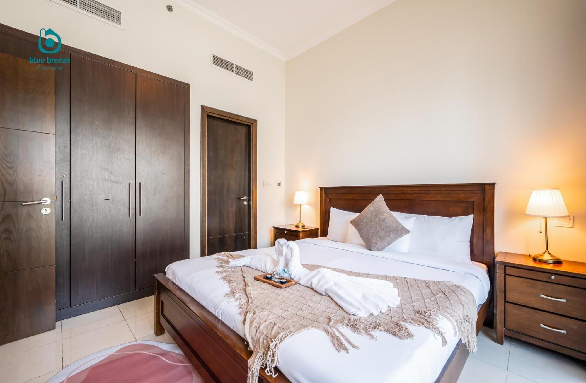 Apartment Blue Breeze - Chic Marina Retreat With Balcony And Canal Views *