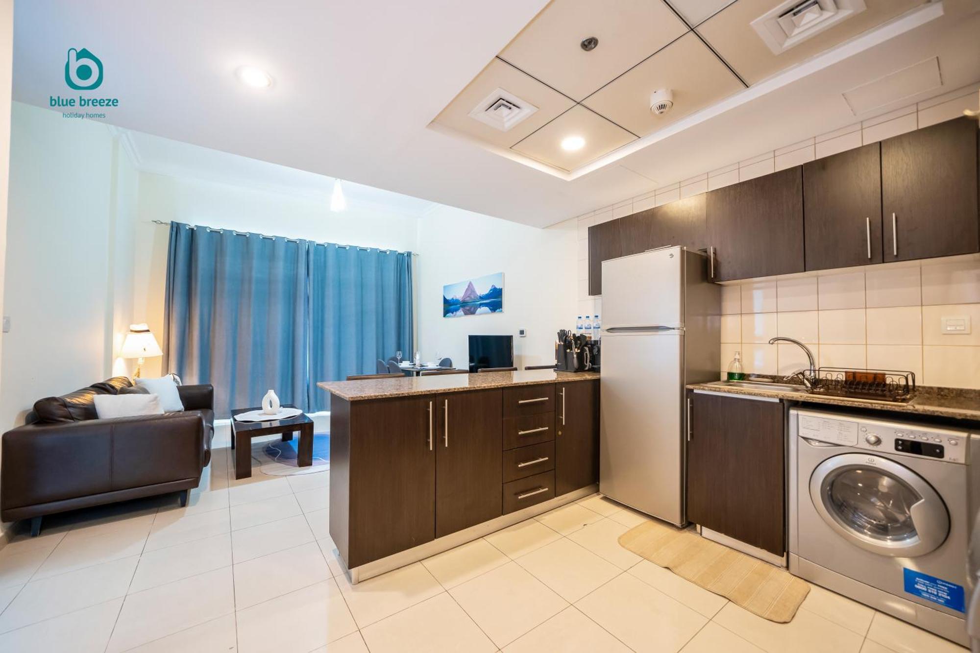 Blue Breeze - Chic Marina Retreat With Balcony And Canal Views *