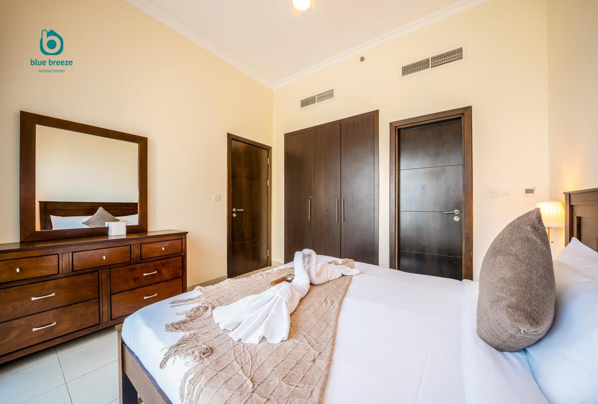 Blue Breeze - Chic Marina Retreat With Balcony And Canal Views Apartment Dubai